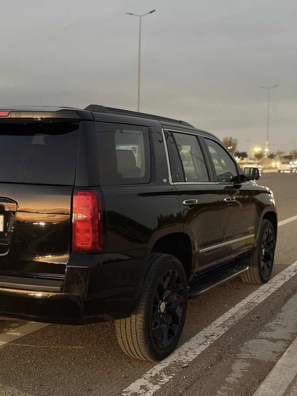 تاهو وارد امريكي موديل 2018 LT 1
دخولها للعراق كلين تايتل 
بالعراق صار بيه 3 مكانات تعديل بارد او 4 صغار 
جاملغ السكن شبر تقريبن وبين باب السكن وخلف السكن ايضاً بيه تعديل 
مكفوله من الصبغ والتبديل والجلج
مواصفات 
سلايت 
كشنات خزن وكهرباء وهيتر 
كشن vip 
صندوق جك 
محرك 5300 V مكفول مامفتوح 
گير دبل اكسل مامفتوح وبدون عيب 
رادار امامي وخلفي 
تحديد مسار 
وسلايد روف 
وباقي المواصفات المعروفة 
ماشية 132000 كم 
سعرها 340 ورقة وبيه مجال بسيط 
للاستفسار الاتصال 
***********
*********** 
#مكان_السيارة_كركوك
