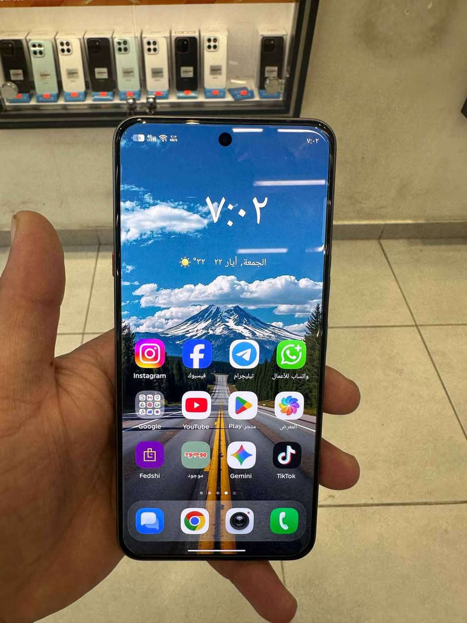 ‏جهاز Tecno camon 40 premier 5G
‏ 
‏ذاكرة 256 عشوائية 12
‏(( فقط جهاز بدون كارتونة وملحقات)) 
‏
‏جهاز يخبل كلشي بي قوي 
‏بوبجي 120 فريم 
‏كامرة تنطيك تصوير 
‏4k 60fps
‏الجهاز كله فول 
‏فقط العدسة مال كامرة بيها شخوط
‏ اثر الكفر بس ابد ما مأثرة علتصوير 
‏وشخوط بسيطة بلشاصي 
‏
‏للبيع بسعر 390 وبي مجال حك الجية 
‏عنواني بغداد الشعب 
‏*********** بغداد, العراق
