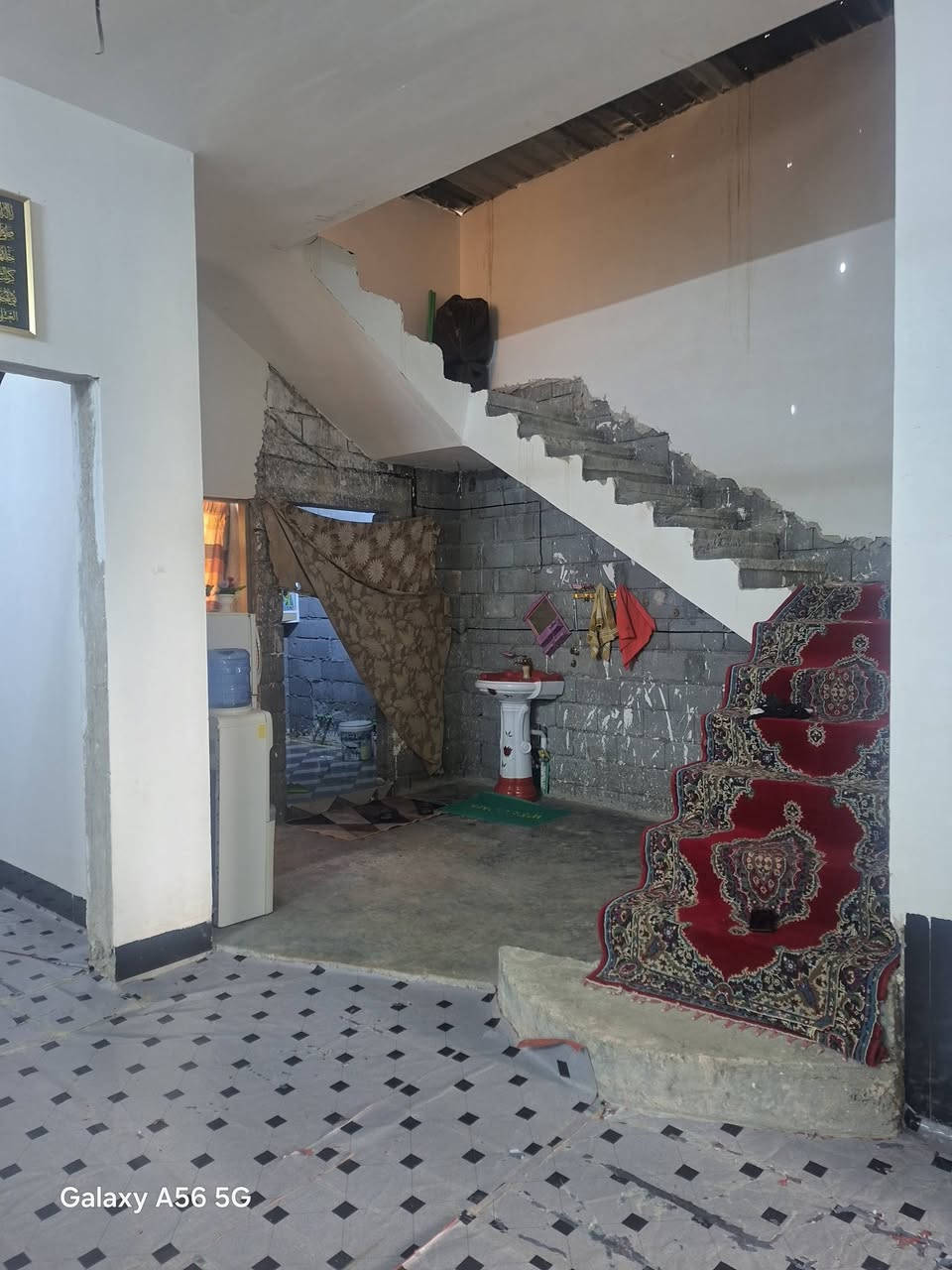 ابيت بلجغيفي الثانيه قرب جامع عبد الرزاق الضاهر مساحته 160نقص بي بس المطبخ و الحمام سيرميك سعره 55 و بي مجال حك الجيه اتصال ***********
ملاحضه يرهم البيت مراوس بيت ثاني او مراوس بسياره و ينطي فرق

