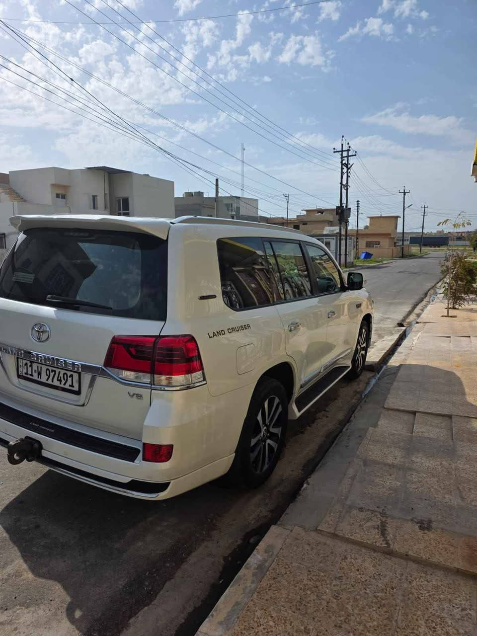 السلام عليكم.    
لاندكروز 2019 خليجي ‏  GXR
محرك حجم V8 4600
كير محرك شرط مامفتوح
رقم بغداد
شرط التحويل و الوكاله 
سلايت
 وبصمه
 وتشغيل عن بعد
كشن جلد دايموند
 وكهرباء عدد 2 
جنطه كهرباء
 وايرباك عدد 8 
شاشه اندرويد
٠ GPS و
كامرا عدد 4 وشاشاتخلفيه 
ويل كل كروم اسود حجم 19
حساس امامي وخلفي
وشاحن واير ليس
مري شفط وقلاب 
هوك خلفي رساله ترحيب لاندكروز 
ماشيه    132 الف KM
السعر. 600.  ورقه مجال 
مكان  السياره موصل
***********         كورك واتساب
***********         اسيا أربيل, العراق
