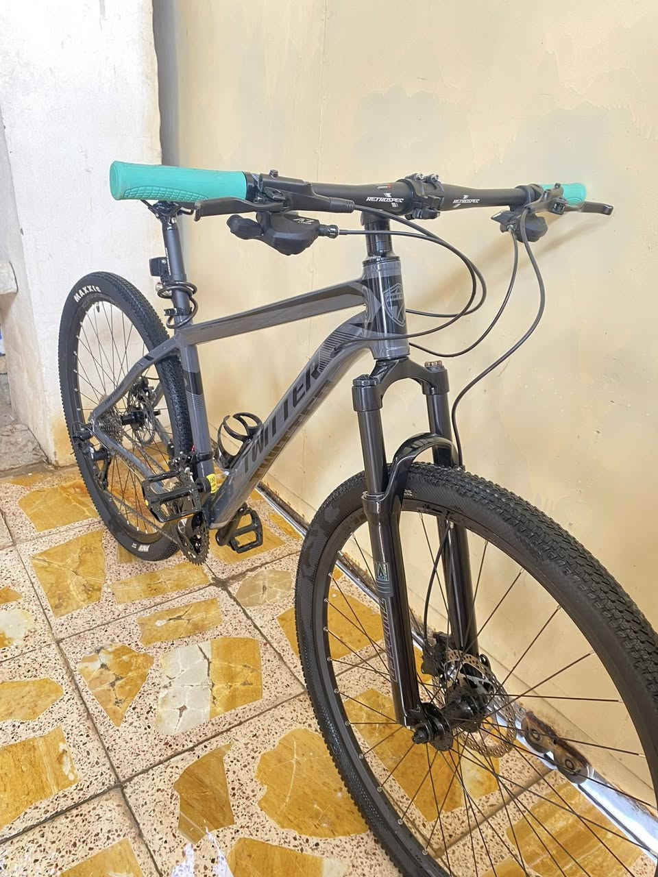 السلام عليكم بايسكل ماركة تويتر الفئه العالية حجم29/M  نظيف كلش مستخدم قليل للمرواس مع بايسكل ترحال او بيع السعر400وبي مجال مكاني ديالى خان بني سعد ***********
