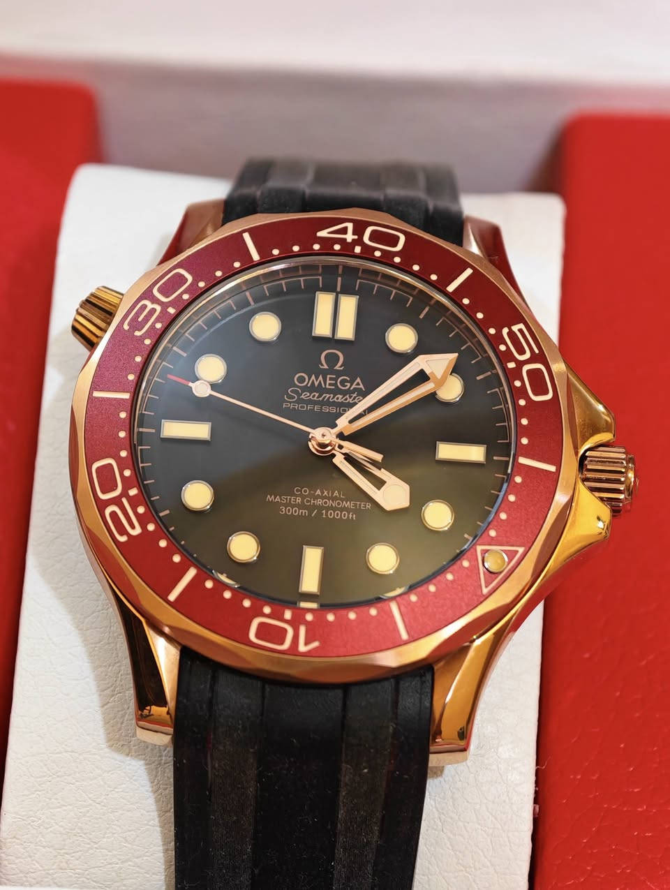 يا الله
هذه الساعة هي Omega Seamaster Diver 300M Co-Axial Master Chronometer 42mm. تتميز بهيكل مصنوع من مزيج Bronze Gold (الذهب البرونزي) الحصري من أوميغا، مع ميناء أسود وإطار من السيراميك الأحمر، بالإضافة إلى سوار مطاطي أسود قطر 42 مم من البرونز الذهبي مع ميناء دائري أسود وتاريخ عند موضع الساعة 6الحركة: حركة أوتوماتيكية Omega Calibre 8800 مقاومة للمجالات المغناطيسية حتى 15,000 غاوسمقاومة الماء: حتى عمق 300 متر (1000 قدم)
***********
