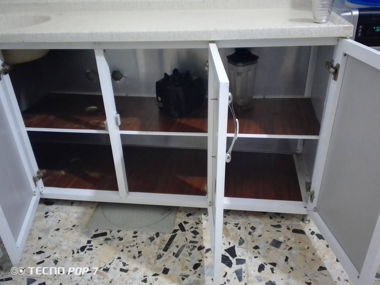 السلام عليكم 
كامنتر الامنيوم مترتين ونص والسنك مترتين وطباخ مع مرشحة السعر 425وبي مجال 
جرابي حديد اثنين 175وبي مجال 
الرقم ***********
