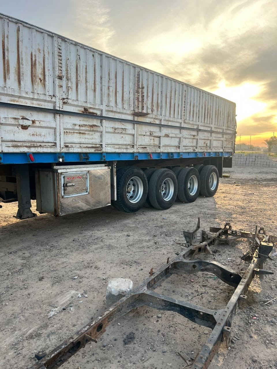 السلام عليكم  عربانه للبيع شاصي 16 دناكير صيني 14 ثاني درب عليهن شريط جديد العربانه كفاله عامه الطول 12 اوربع
ا***********
