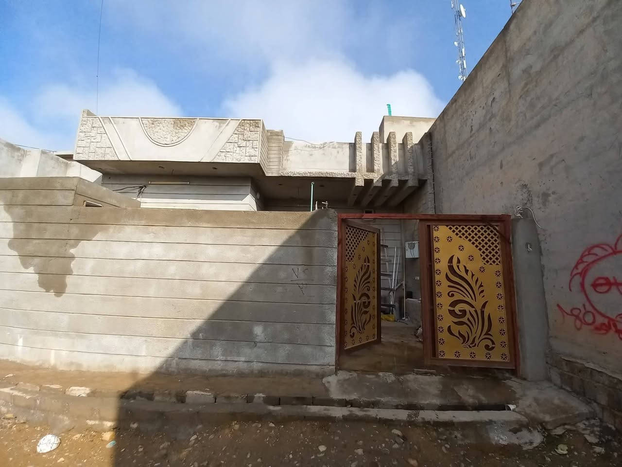 بيت للبيع العنوان القوسيات قرب المدرسه الصينيه المساحه ٢٥٠متر الاستفسار على الرقم *********** او وتساب
