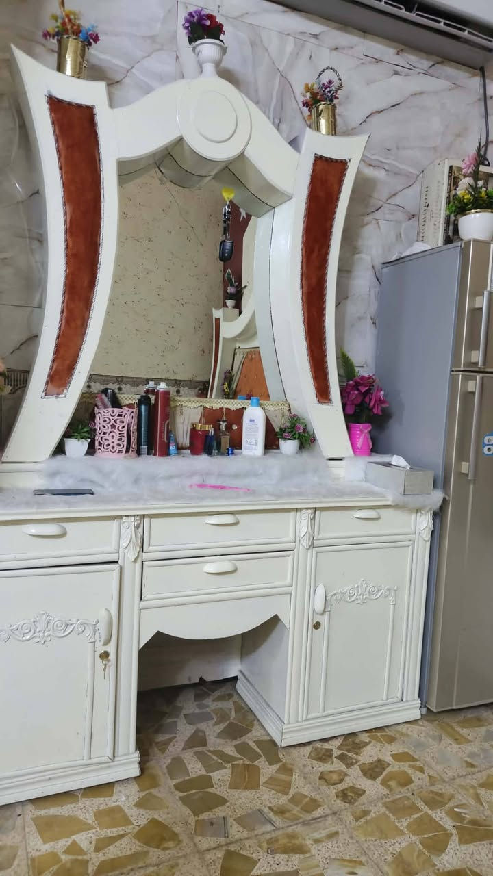 غرفه نوم ٤ قطع كامله للبيع سعر ٩٠٠ بيهه مجال للشراي مصبوغه ابيض ٦ بيبان ***********
