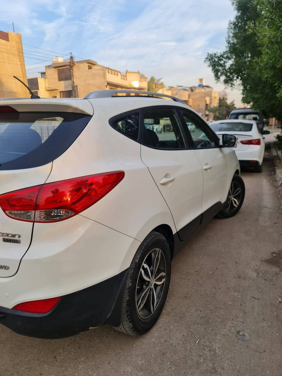 السلام عليكم من رخصة الادمن.
توسان 2010 خليجي مكفول. 
رقم بغداد باسمي تحويل ثاني يوم.
مكينه 2400 دوش.
فور ويل.
فول بانوراما.
صدر امامي خلفي جديد.
تخم تاير جديد.
شاشة جبيرة تبريد جديد.
ماشيه 172 كيلو.
السعر 145 $ وبيها مجال بسيط  
المكان بغداد حي الاعلام.
***********
