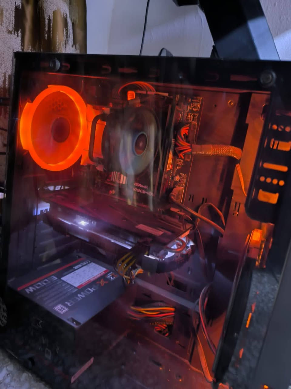 ‏🔥 كيس ألعاب قوي للبيع 🔥
‏
‏💻 المواصفات:
‏✔️ المعالج: Intel Core i7 الجيل التاسع
‏✔️ المذربورد: ASRock H310CM-HDV/M.2
‏✔️ كرت الشاشة: RTX 2060 6GB (نسخة OC)
‏✔️ الرام: 16GB DDR4 بتردد 3200
‏✔️ التخزين: SSD 128GB (سرعة عالية)
‏✔️ هارد إضافي: 1TB HDD
‏✔️ الباور سبلاي: Xigmatek 600W (80 Plus)
‏✔️ يوبيس (UPS): 2000VA ⚡
‏
‏🎮 يشغل أغلب الألعاب الحديثة مثل:
‏PUBG 🔥 Warzone 🔥 GTA V 🔥 Valorant 🔥
‏
‏🚀 أداء قوي + مناسب للألعاب والبث والتصميم
‏💯 نظيف وجاهز للاستخدام
‏
‏📍 الموقع: بغداد
‏💰 السعر: 700
‏وبيهة مجال
‏***********

