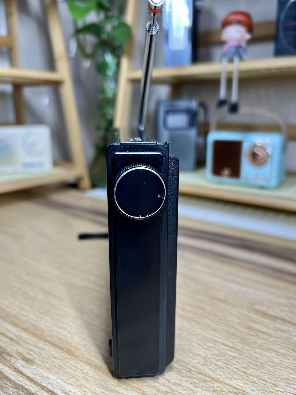 بعد اذن الآدمن 
راديو سوني icf-7600A ياباني الصنع ١٩٨٣
يعمل على بطاريات قلم عدد ٤ او محولة خارجية ٦ فولت غير مرفقة معه
٩ موجات Fm-Mw-Sw(1-7)
للحجز مراسلة الصفحة او مراسلة واتساب على الرقم ***********
#الجميع
#راديو_انتيكة
#راديو_قديم
#راديوات_قديمة
#تحف_وانتيكات
#مقتنيات_قديمة
#VintageRadio
#AntiqueRadio
#OldRadio
#للبيع
#نادر
#هواة_التحف
#العراق
#بيع_وشراء
