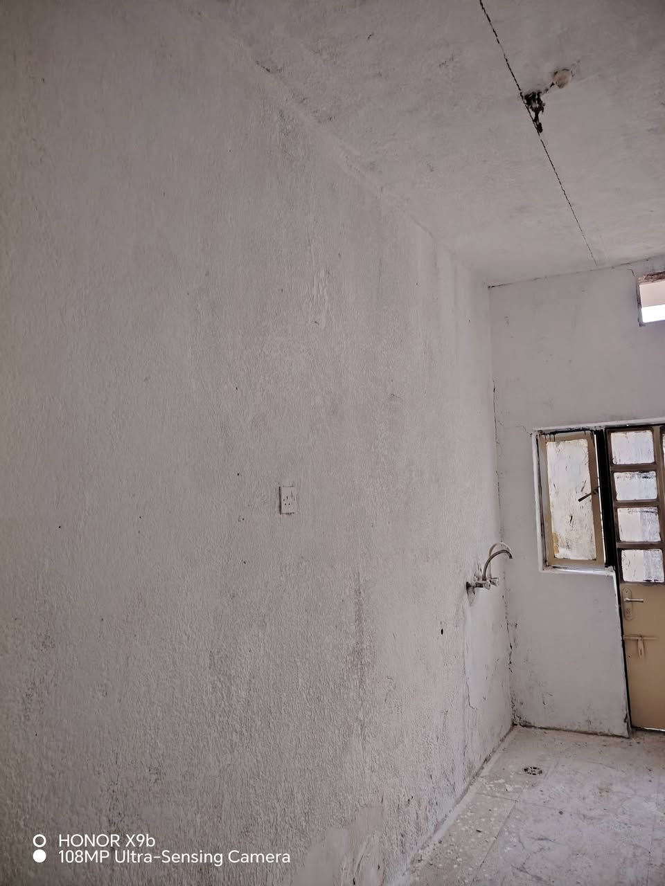 في كربلاء المقدسه...
♦️ 🏠 بيت مساحه ١٠٠م واجهه ٥×٢٠ عكاده بناء نظيف جدا ..
♦️ يتكون من الطابق الأول /طارمه كبيره ومطبخ♨️ معزول واستقبال وصاله كبيره وغرفه نوم 💤 ومنور وصحيات خارجيه معزوله  وحمام خارجي ..معزول..الطابق الثاني /غرفه نوم سقفها سندويش ٦سنوات صارله سقف  شغل مضبوط وسطح كبير
♦️ العنوان/حي الأمين الأول  شارع الحر خلف مجمع همسه للإلكترونيات فرع أسواق اي مارت الغذائيه ..
♦️ شارع عرض ٨متر خدمات مجاري متوفره
♦️ طابو زراعي سند ٢٥ إقرار محكمه من المالك مباشرة تفاوض مع صاحب البيت مباشر
♦️ يبعد ٣٥٠متر عن شارع تجاري المولات والصيدليات  وخط باب الحسين كوسترات
♦️ سعر ((٦٥مليون)) بي مجال  قابل للتفاوض ..ويكون تفاوض مع صاحب البيت مباشر
للاستفسار مكتب الأوس للعقار ابو سجاد*********** ابو وائل ***********
