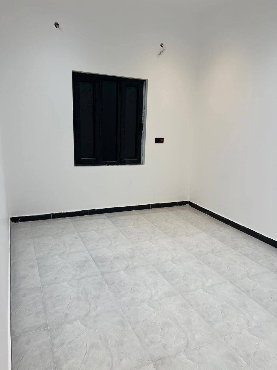 السلام عليكم ورحمه الله *********** وبركاته تحيه طيبه يعلن مكتب عقارات النور الذهبي عن توفر لدينا بيت للبيع تسليم مفتاح ابى الخصيب عويسان قرب مدرسة بلاد الرافدين مساحة 150متر طابو زراعي بسم  عراقي يحتوي على 2غرف نوم و صاله و مطبخ و صحيات و ستقبال و كراج السعر 110مليون وقابل التفاوض  اتصال على الأرقام التاليه زورونا بمكتبنا أبو جوزي مجاور معمل الجابري للسخانات نستقبل كافات العروض العقاريه وطريق ثاني من ابو الجوزي ***********
