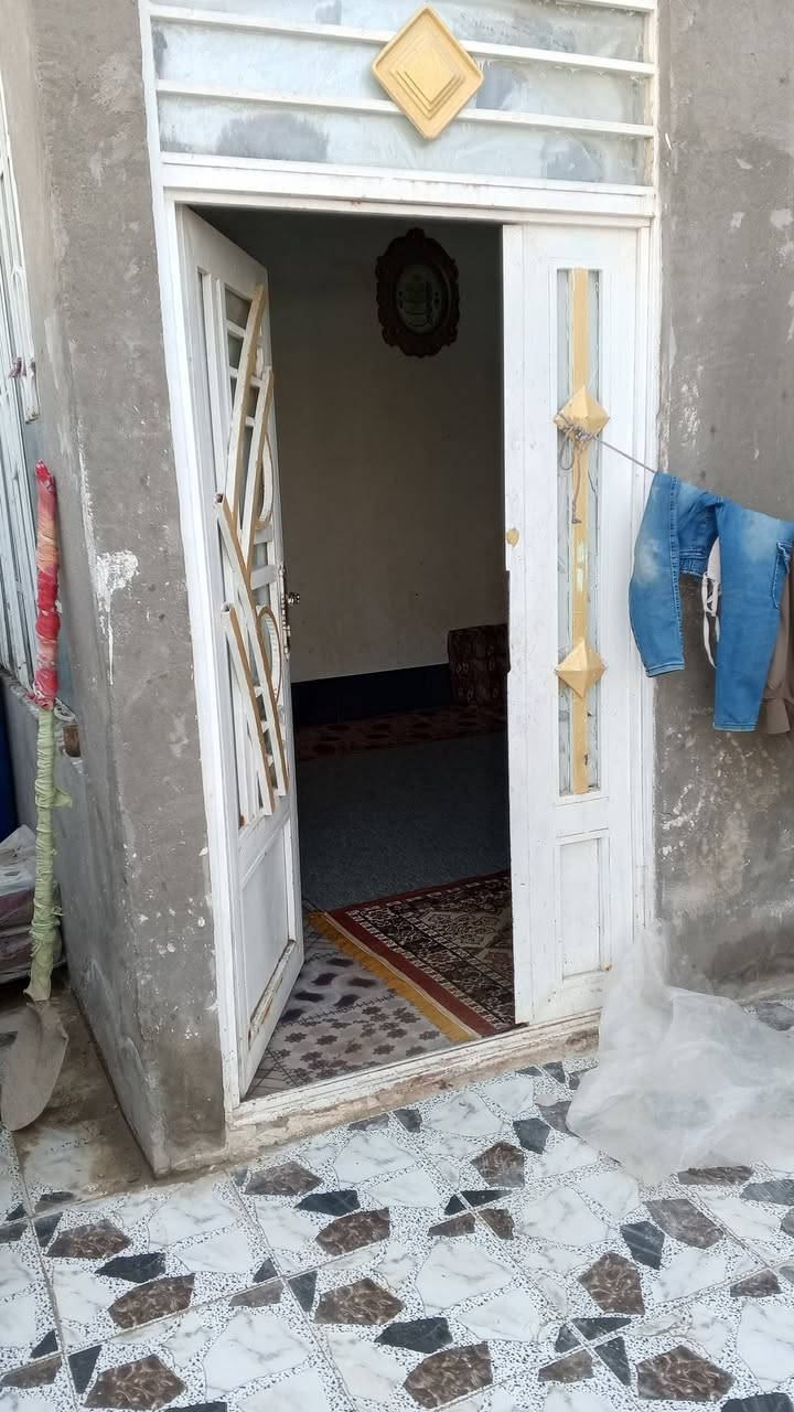 سلام عليكم بيت 100 متر للبيع كربلا  ناحيه الحر منطقه السواده حي السجاد بيت عكاده بي استقبال وصاله ومطبخ و غرفه وصحيات داخليه و خارجيه السعر 50 وبي مجال ***********  اسيا ***********
