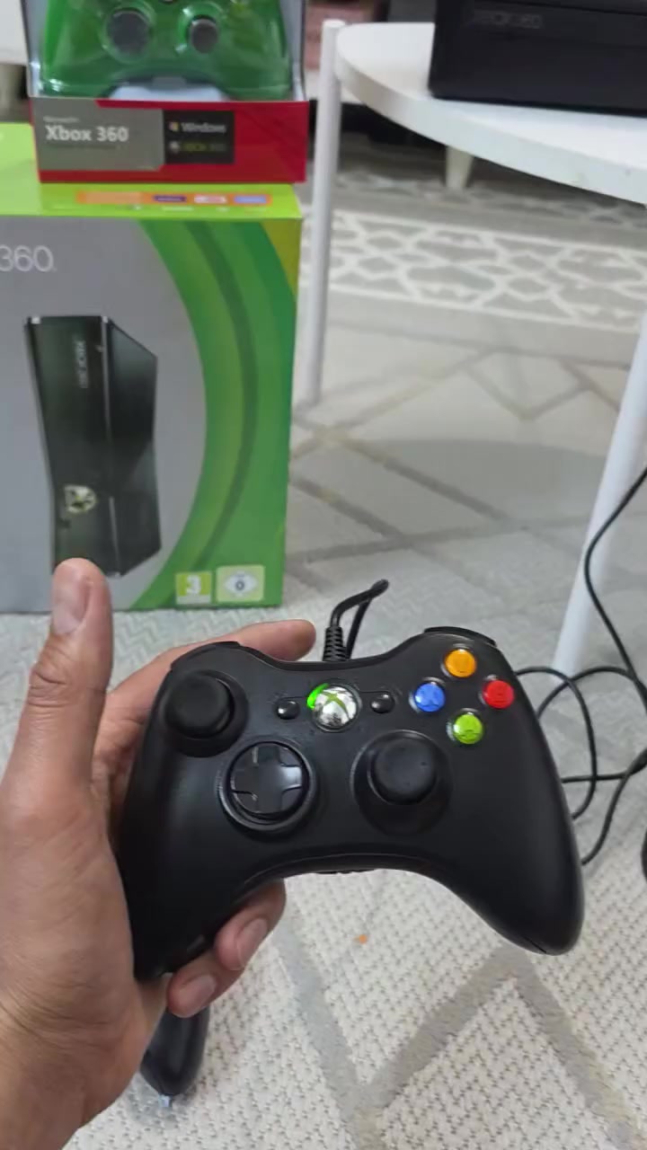 السلام عليكم.  جهاز xbox 360 ذاكرة ٢٥٠ مهكر يحتوي على ٣٣ لعبة مع ٣ جوستكات السعر ١٣٠ 
***********
