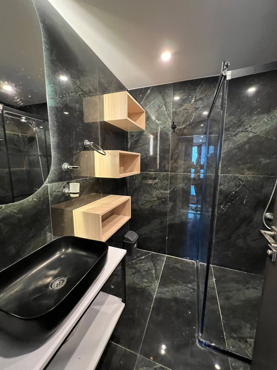 🎇 شقة للايجار ثلاث غرف وصالة مؤثثة VIP في أربيل – المربع الذهبي

📌 الموقع: لايف تاورز – المربع الذهبي – 32 بارك

✅ غرفتين وصالة (1+3)
✅ أثاث جديد VIP
✅ موقع استراتيجي
✅ إطلالة مميزة
✅ جميع الخدمات متوفرة 24 ساعة
✅ قاعة رياضية (Gym) + مسبح
✅ ألعاب أطفال + مكان للـGaming
✅ ماركت 24 ساعة
✅ صيدلية + مطاعم + كافتريات + مكوى ملابس

🔸 الشقة مصممة للراحة بلمسات متميزة – تجمع بين الهدوء والرقي في المربع الذهبي

*********** – ***********
