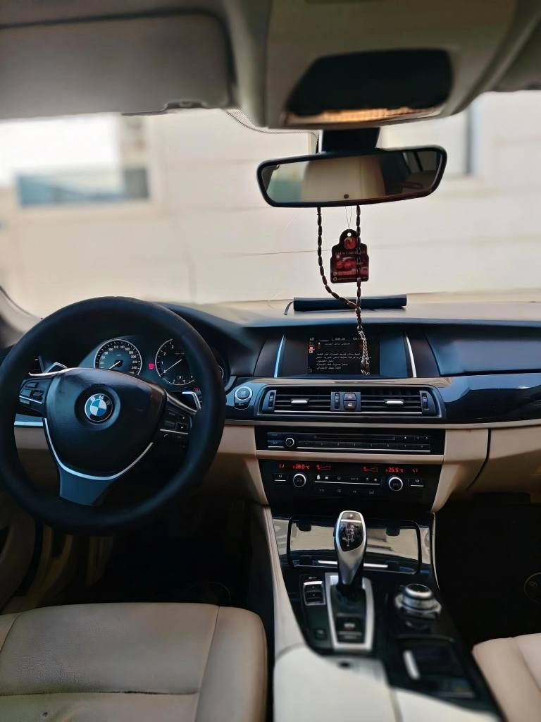 سلام عليكم  للبيع او المراوس. BMW f10 528i 2015 خليجي صفر شركة عروش بدون حادث فقط تبديل جاملغات M وبوند يعني ثلاث قطع تبديل بدون حادث
محرك. 2.0 twin power turbo 

كير. 8 نمرات  شفتات ستيرن 
وضعيات قياده. SPORT. COMFORT. SPORT+ .ECO 

فتحة سقف كبير
رادار امامي 
كاميره وحساس 
مري شفط
دخول ذكي
 
كشنات جلد كهرباء وخزن ميموري
 AUTO START. STOP توقف ذكي عند الازدحام
اضاءة داخلية مخفية في البيبان 
تبريد قطعتين ثلج (منفصل للسائق والركاب)

رقم اربيل تحويل ثاني يوم رقم هزة سنويه جديد

السياره غنيه عن التعريف بمواصفاتها وبمشيها ورزانتها

حالة السيارة. نظيفة جداً مثل ما موضحه بل صور كير محرك شرط جديد وممفتوح وانطيك فحص وين متريد افحص
مكان السيارة. دهوك

للاستفسار. ***********... ***********
سعر السياره 174 ومجال قليل 
وعليها ورقتين غرامات تنقطع من سعر ترهم مراوس او بيع تحياتي للجميع دهوك, العراق
