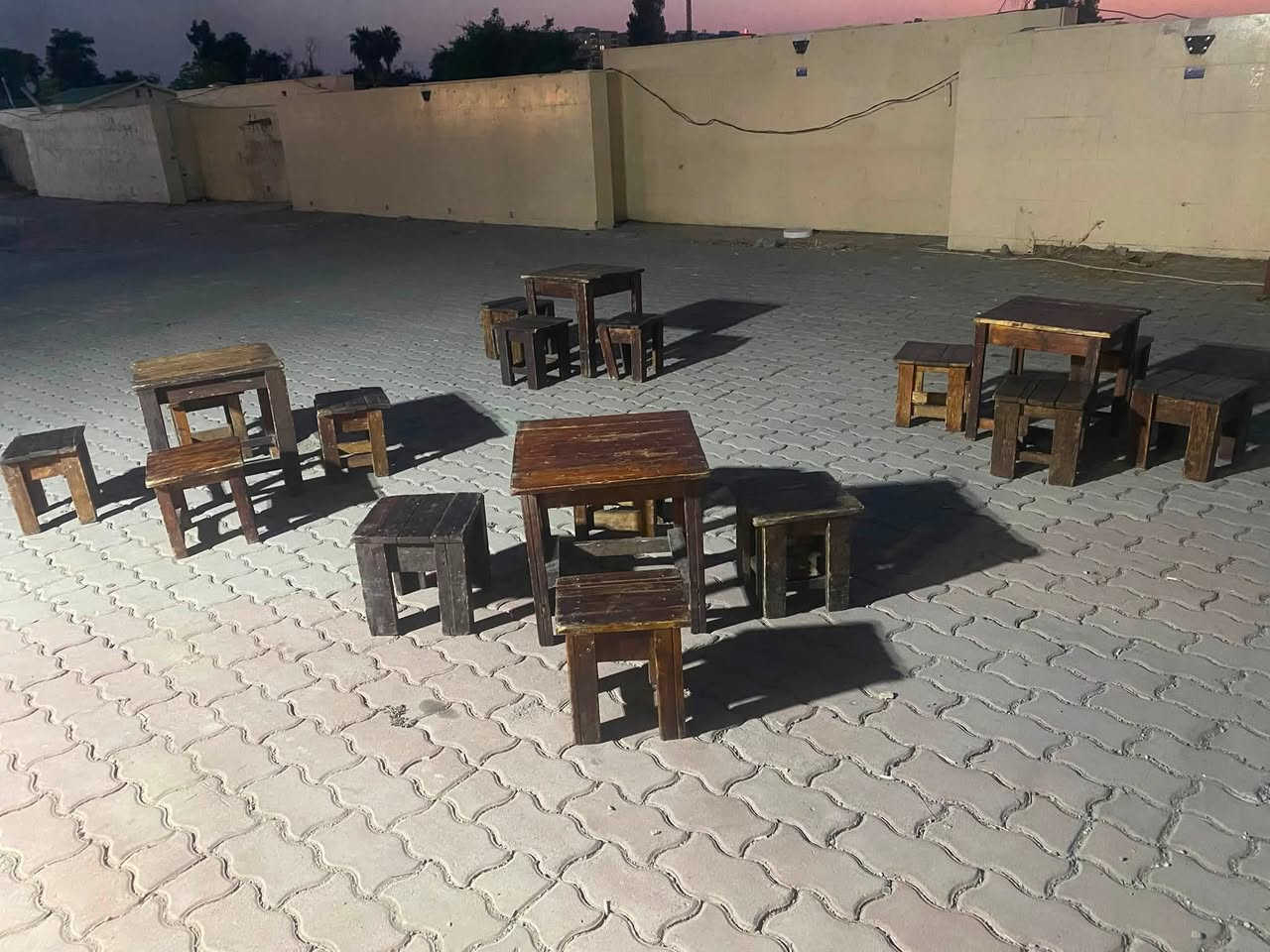 طاولات خشب للبيع بحاله جيده
مجموعهن 4 طبلات و15 مقعد 
سعرهن 135 
ابيع شلع
***********
