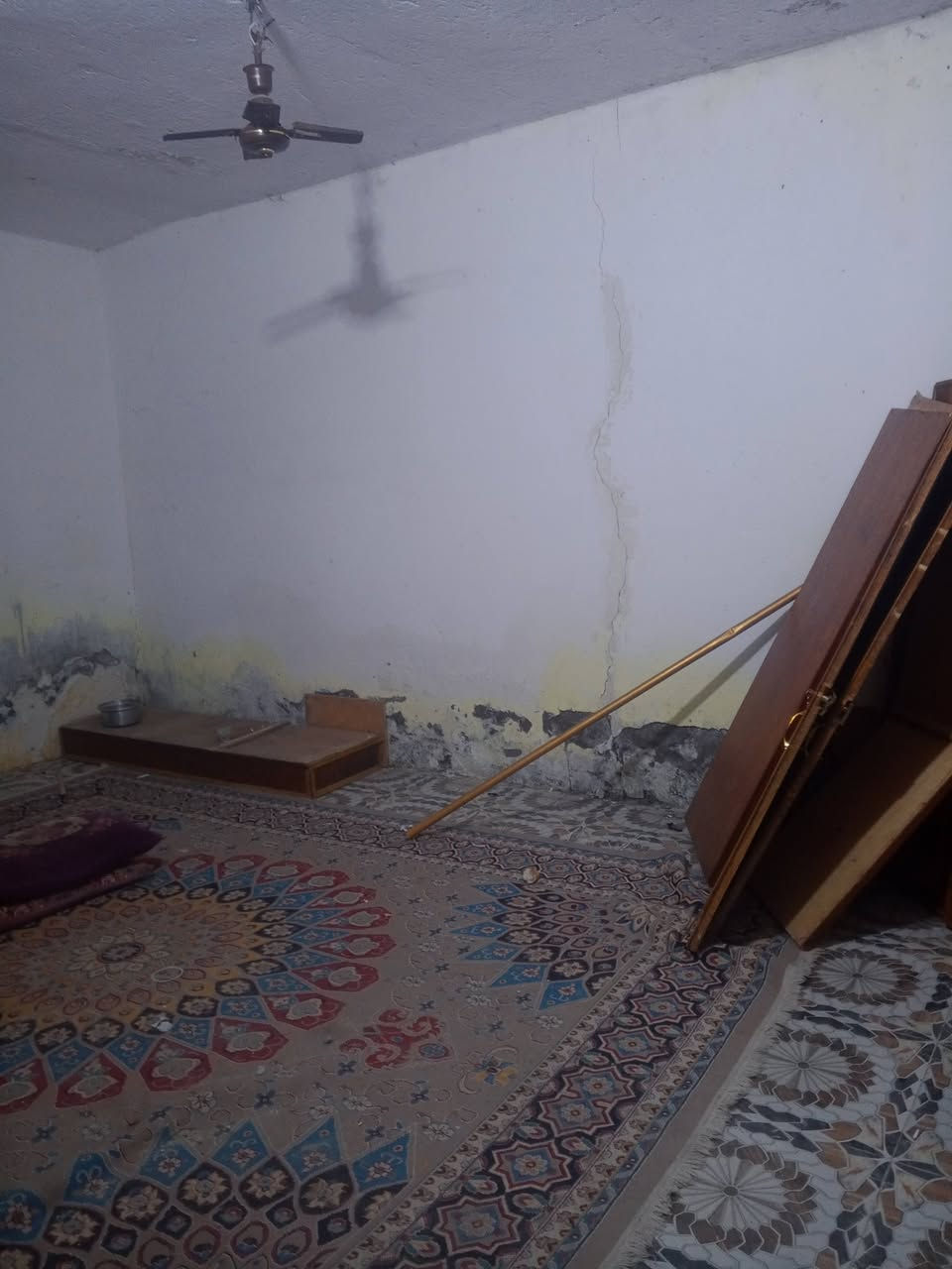 سلام عليكم بيت حواسم البيع ما معوض 200متر استقبال وصاله جبيره وغرفه عكاده وساحه جبيره وصحيات مكانه حي العسكري سايدين حي الفنانين عله شارع سعره 8وبي مجال الشراي ***********
