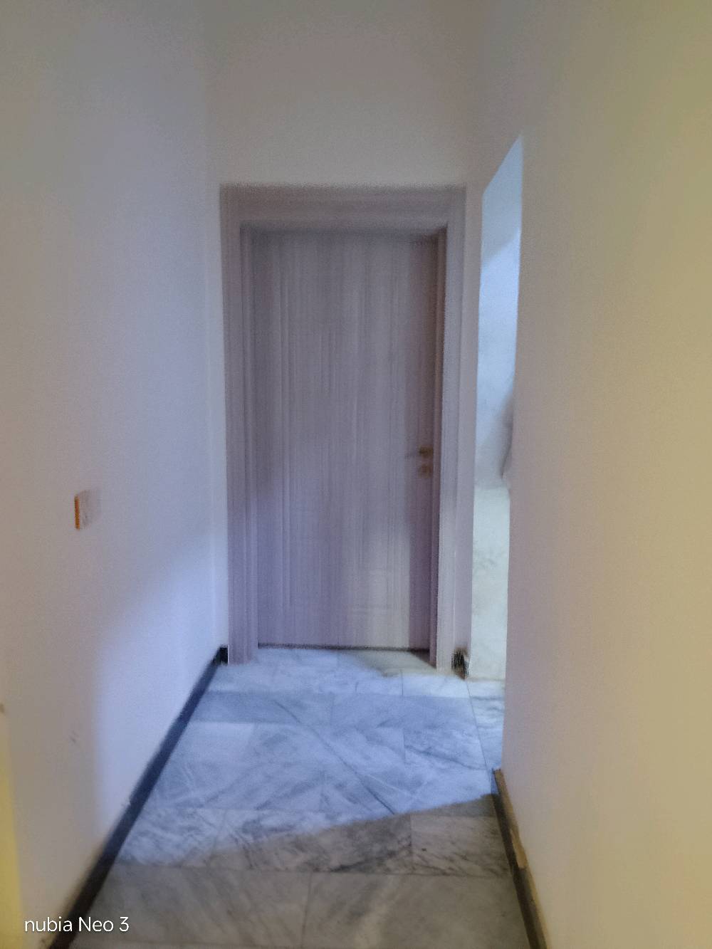 دار للبيع – كفاءات التعاون
🏡 فرصة مميزة لامتلاك دار حديثة البناء بموقع استراتيجي ومميز.
📐 المساحة: 200 متر 🏗️ سنة البناء: 2023 🧱 البناء: درجة أولى بطابوق جمهوري
🔹 طابقان 🔹 3 غرف نوم (سويتات) ▪️ الغرفة الأولى: 5.5 × 4.5 م ▪️ الغرفة الثانية: 6.20 × 4.20 م ▪️ الغرفة الثالثة: 4 × 3.5 م
🔹 صالتان ▪️ صالة: 6.20 × 4.20 م ▪️ استقبال: 6.20 × 4.20 م
🔹 مطبخ: 4 × 3.5 م 🔹 مخزن: 1.5 × 4 م 🔹 5 صحيات 🔹 نظام بوستر للمياه
🏪 محل تجاري كبير بمساحة 6 × 5 م 🚗 كراج بطول 8 أمتار
📍 الموقع: كفاءات التعاون – واجهة الحي 🌳 مقابل حديقة وشارع رئيسي عرض 40 متر
💰 السعر: 470 مليون دينار ✅ شامل قرض الإسكان المتبقي (54 مليون دينار)
📞 للاستفسار والمعاينة: *********** ***********
✨ موقع ممتاز، بناء حديث، وتشطيب درجة أولى. فرصة مناسبة للسكن أو الاستثمار. 🏡🔑