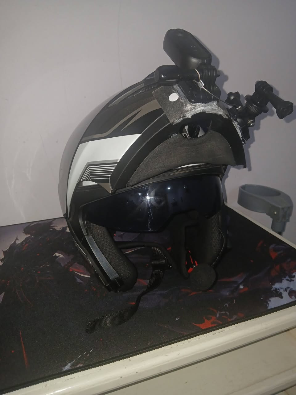 خوذه فك قلاب قياس XL يجي وياها مرايتين سوده وشفافه وسماعه بلوتوث ومايك مالها وكامرا تصوير 4k صوت وصوره ووياها تطبيق مالتها بالموبايل كامرا وحدها سعرها فوك الميه اني عارضها كلها ب150
رقم واتساب  ***********
