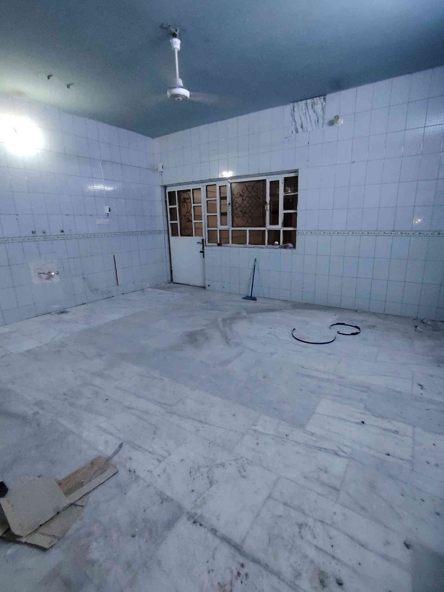 #للايجار في السيدية لدى مكتب الاعتماد الهندسي للعقار السيدية
___________________
#بيت مساحة 300م يحتوي على
#4غرف نوم
#صالة
#مطبخ
#خدمات
____________
سعر. مليونين وربع
________________
للاستفسار:*********** 📱✅
