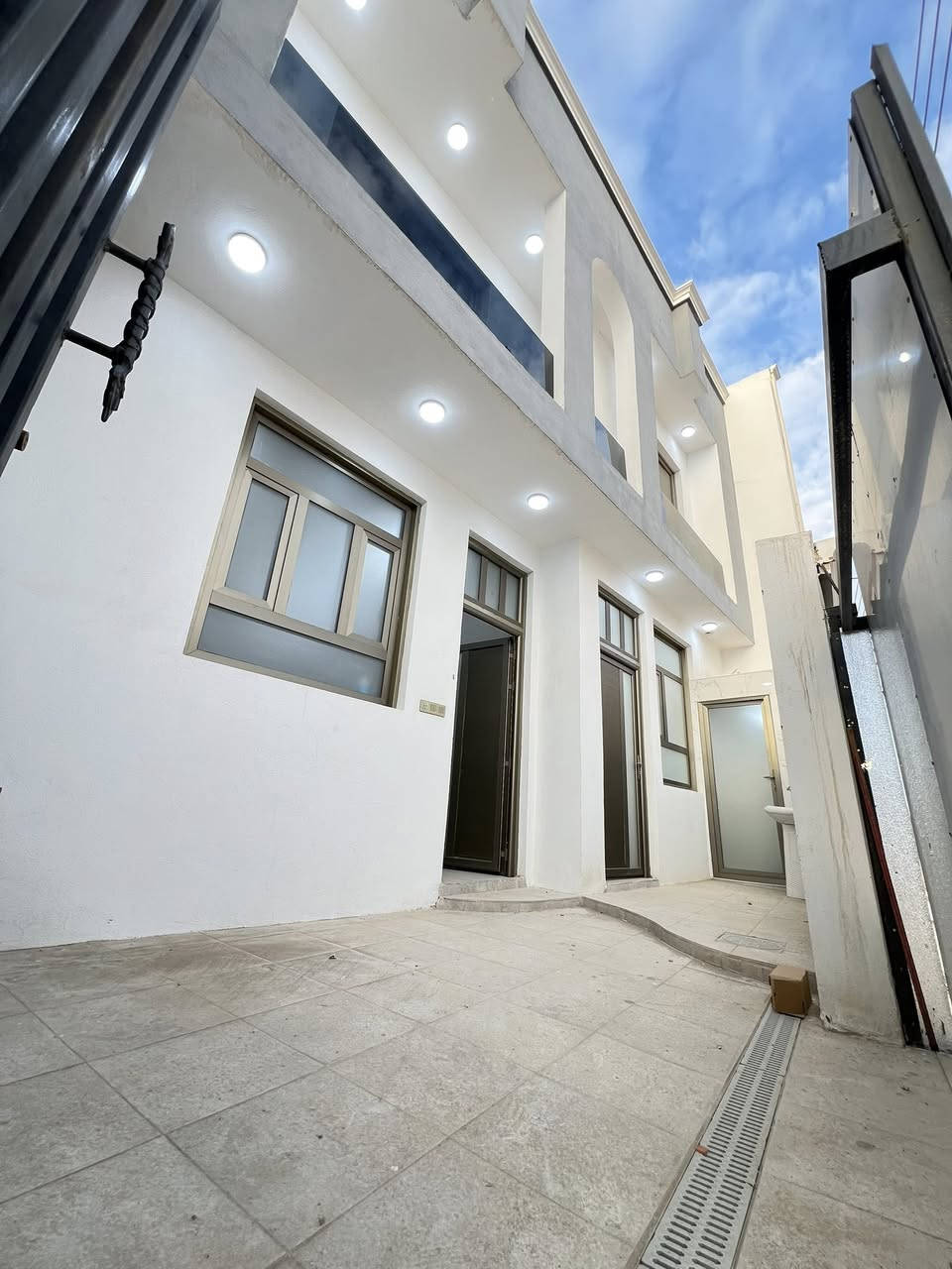 🏠 دار للبيــــــــــع (بناء حديث ممسكون سابقاً)
فـٓــــي نـــــــــادر حـــــــي الزيتــــــون
قـــــــرب شـــــــارع الامـــــام  الحســـــــن ع
شــــــــارع 10م تبليـــــــــط
__________________
المساحــــــة // 117م #طابــــــو #زراعـــــي #سنـــــد25 
الواجهـــــــــة // 9م
النــــــــــــــزال // 13م
__________________

🏗️🧱#الطابــــــــــــــق #الأرضـــــــــي
غرفـــــــــــة وصالــــــــــة وهـــــــــــول ومطبـــــــــخ ومجـمــــــــــع صحيــــــــــات داخلـــــــــي وخارجــــــــي وطارمـــــــــــة  ...

🏗️🧱#الطابــــــــــــــق #الثانـــــــــــــي
غرفتيـــــــــن وهـــــــــول ومجمـــــــــــع صحيــــــــــات ...

__________________💲
 السعــــــــــر 165 مليــــــــــون ممگـــــــــن تفـــــــــــاوض
__________________💲

#مكتـــــــــب
          🏗️🧱أمــــــــلاك بابــــــــل للعقـــــــــار🧱🏗️
#الكائــــــــــن
   شارع_الكرامة_قرب_الضريبة_مقابل_التخطيط_العمراني
          ***********📞☎️📞***********
_____________________________________________
