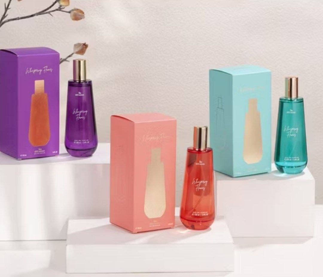 عطر ألسنة اللهب الهامسة    
                    Whispering Flames       

، يثير جوهرًا منعشًا وغامضًا، مثاليًا لأولئك الذين يبحثون عن عطر يجمع بين الدقة والشخصية.

المكونات العليا: الحمضيات الزاهية مع لمسة من الأعشاب الطازجة توفر رائحة منعشة عند الاتصال الأول.
 قلب العطر: باقة زهور ناعمة ومغرية مع لمسات من الياسمين والزنبق والزهور البيضاء، مما يوفر لمسة من الأنوثة الخيالية.
 قاعدة العطر: قاعدة دافئة وحسية مكونة من العنبر والفانيليا وقليل من الأخشاب الدخانية، مما يمنحها العمق والمثابرة.
 تعكس الزجاجة ذات اللون الأخضر المائي روحها الخفيفة والغامضة، وهي مثالية للمناسبات النهارية والليلية.  إنه عطر يغلفك بهالة من الرقة والغموض، ويترك انطباعًا دائمًا.

السعر ١٠ الاف


**إذا كنت صاحب هذا الإعلان وتريد حذفه لأي سبب، رجاءا أرسل رسالة إلى الدعم الفني**