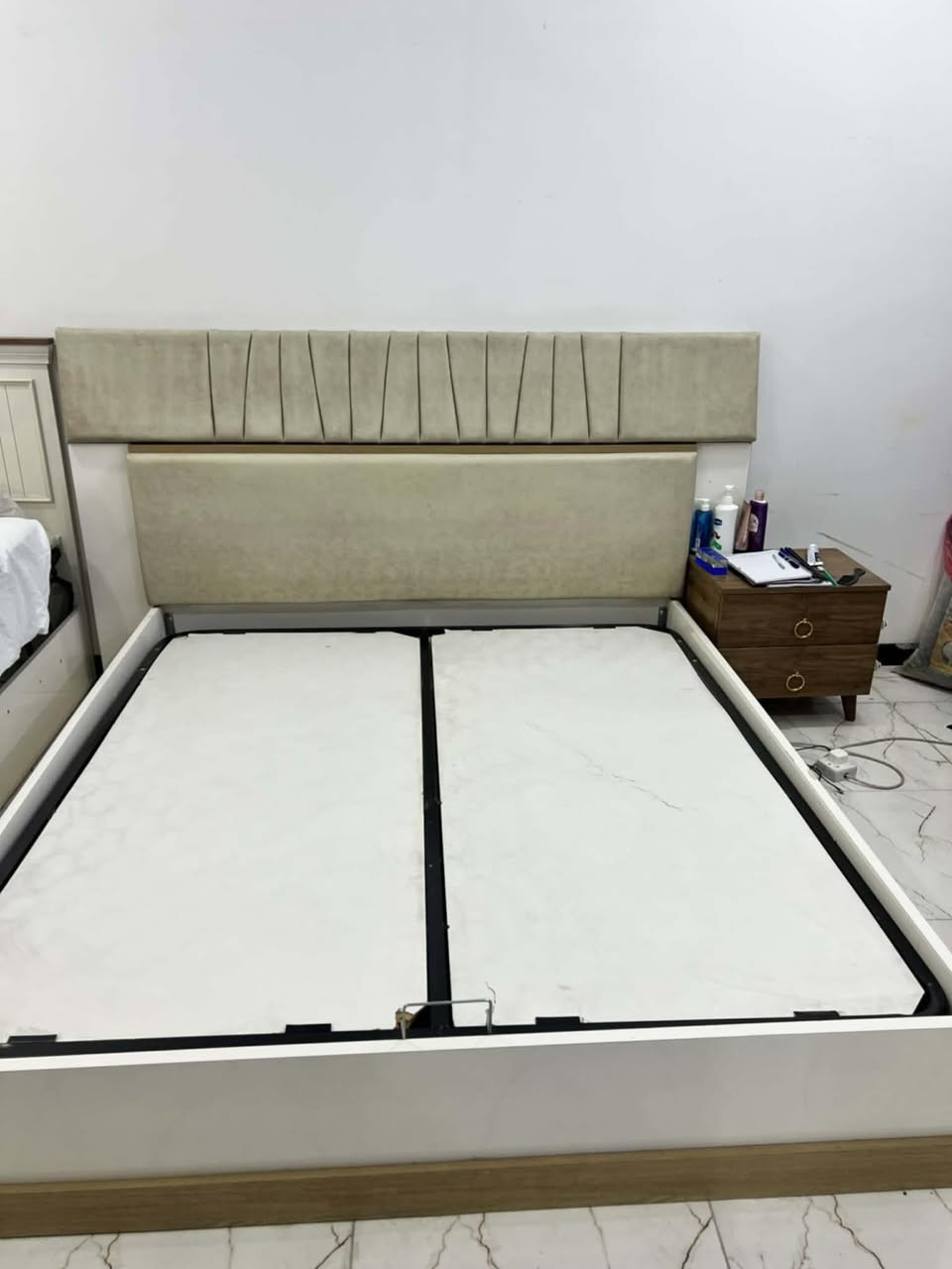 �

🛏️ المواصفات:

 • تصميم عصري وأنيق يناسب جميع غرف النوم
 • لون هادئ (بيج + أبيض) يعطي فخامة وراحة
 • ظهر مبطن بقماش ناعم ومريح
 • هيكل قوي ومتين (حديد + خشب)
 • حجم دبل مناسب لشخصين
 • نظيف جداً وخالي من العيوب

📦 يحتوي على مخزن (Storage):

 • مساحة خزن كبيرة تحت السرير
 • نظام فتح سهل وعملي
 • مثالي لحفظ البطانيات، الملابس أو الأغراض

✨ المميزات:

 • عملي ويوفر مساحة بالغرفة
 • شكل فخم ومرتب
 • جاهز للاستخدام
 • استخدام خفيف جداً

💰مكانه بغداد


**إذا كنت صاحب هذا الإعلان وتريد حذفه لأي سبب، رجاءا أرسل رسالة إلى الدعم الفني**