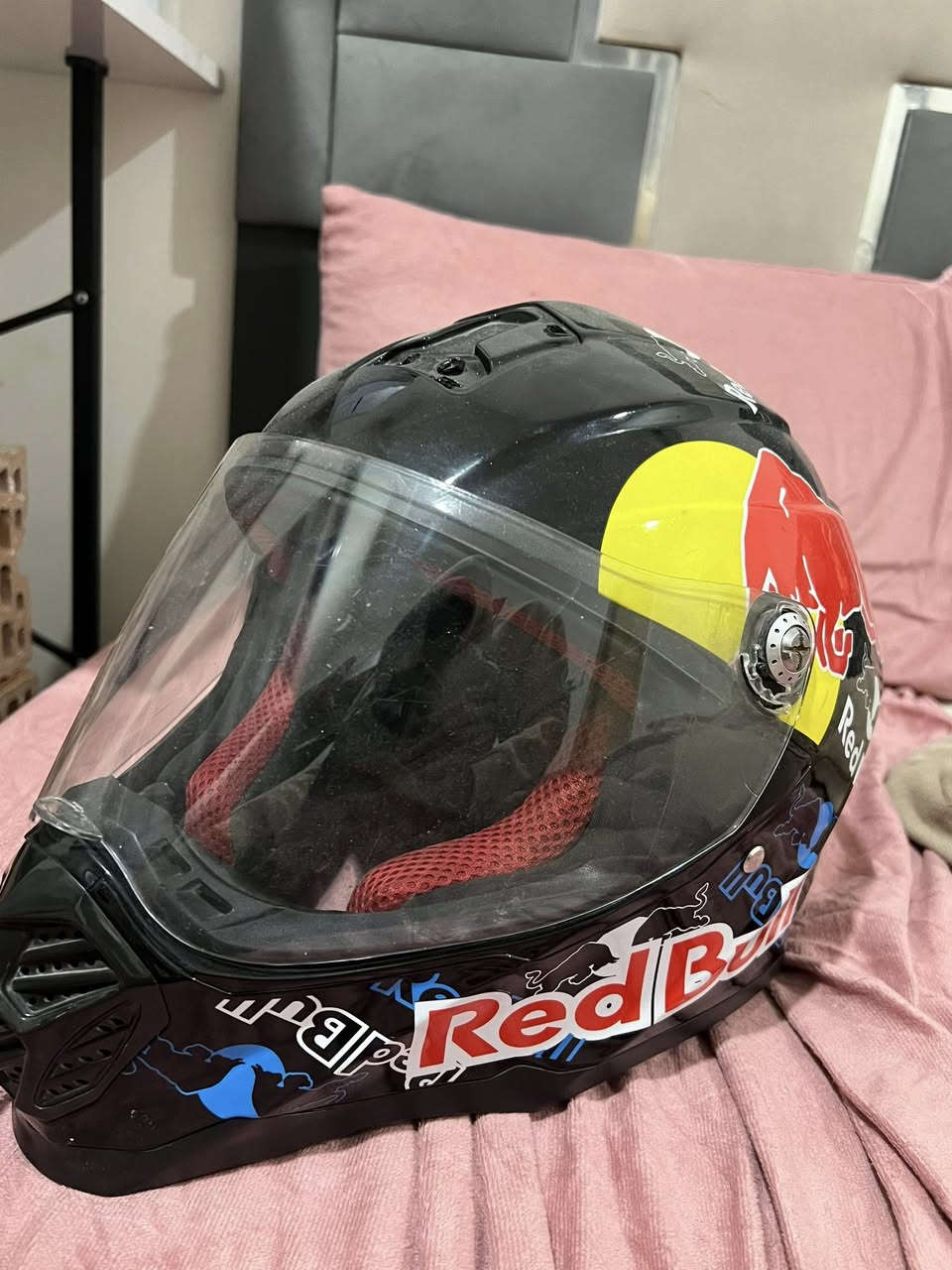 السلام عليكم
خوذة للبيع بيها فتحات هواء و قفل عل رگبة و اسنفج حماية 
ب 60 الف اليريدها 
***********
