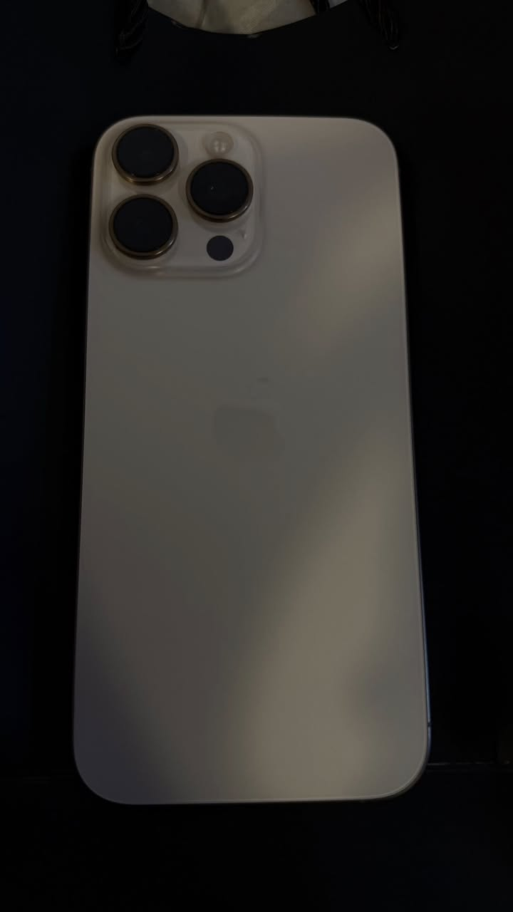 السلام وعليكم 
عندي ايفون 16 برو ماكس ذاكرة 256 الجهاز امريكي ايسيم شريحة الكترونية فقط بطارية ب90 الجهاز نظيف 100% شخط مابي ولا مصلح ولا مفتوح ومشتري من امريكا ع ايدي اول وجبة ع شرط وكارتونته وياه والكيبل كلشي كامل وانطيك وياه ب10 كفرات 
رايده 1250 
الشراي يتصل ***********
