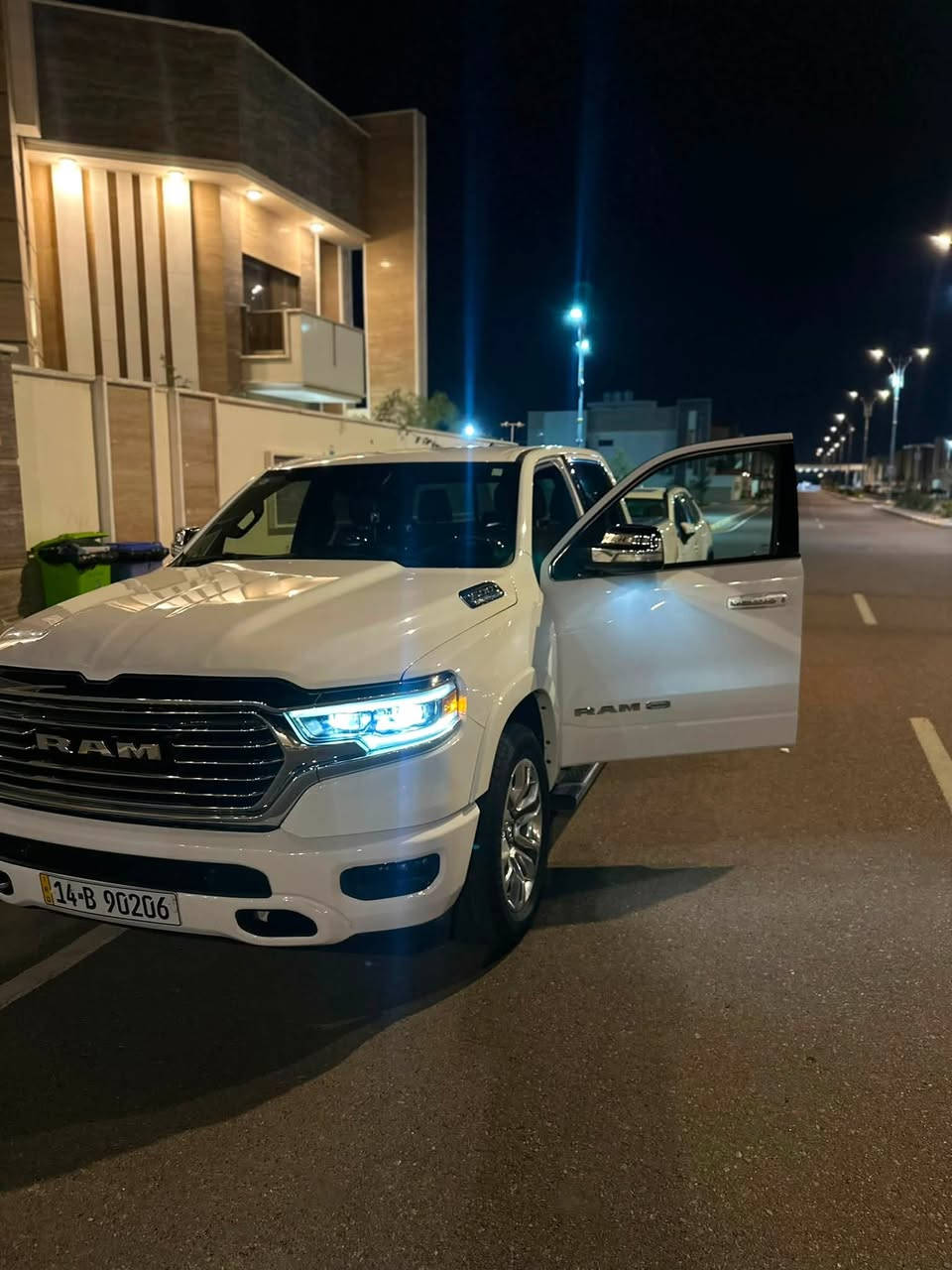 رام 2022 // 1500 // لمتد لونك هورن (وارد امريكي)
موديل 2022

محرك V8 5.7L HIMI

العداد: 127000KM

البدي مكفول من الصبغ ماعدا مقدمه البنيد كارت.

المواصفات :

* دفع رباعيx4. 

* رادار تفاعلي مع مانع تصادم. 

* نقطة عمياء. 

* تحذير الخروج عن المسار.

كامره خلفيه.

* لوحة القیادة دیجیتال.

* شاشة عرض لوحة القيادة على الزجاج الأمامي. 

* لمسات داخليه من الخشب.).

* دوسات جانبية.

* المصابيح الأمامية زنون.

* كشافات الضباب زنون. 

* المصابيح الأمامية والمصابيح الخلفية LED. 

* دخول ذكي (بصمة). 

* تشغيل عن بعد.

* مقاعد من الجلد الفاخر. 

* المقاعد كهربائية مع ميموري.

* المقاعد الأمامية تبريد وتدفئة. 

* المقاعد الخلفية تبريد وتدفئة. 

* شاشة كبيرة.

* نظام ملاحة نفكيشن GPS.

حساسات امامية وخلفية..

* مانع تصادم امامي. 

* مكيف خلفي.

*محدد سرعة.

* ويل كروم قياس 20 انج.

* نظام اطفاء وتشغيل اوتماتيكي.

* مرايا كهربائية جانبية من الكروم قابلة للطي كهربائيا.

* شاحن موبايل لاسلكي (واير ليس).

* الشباك الخلفي كهربائي. 

* باب الصندوق كهربائي.

* امكانية تعديل ارتفاع دواسات البنزين والبريك.

* هاند بريك كهربائي.

* حساسات امامية. 

* حساسات خلفية. 

* مرايا مع خاصية التعتيم الذاتي. 

* مساحات تخزين إضافية تحت المقاعد

گفر للبدي

حادثها فقط مشط ستيرن وتم تبديله وبارد بالجاملغ ومقدمه البنيد بارد وكارت بدون ايرباك بدون تبديل تكدر تحصل صور الحادث من خلال رقم الشاصي  1C6SRFKT9NN317561

التواصل مراسله علئ الواتساب فقط 

***********
