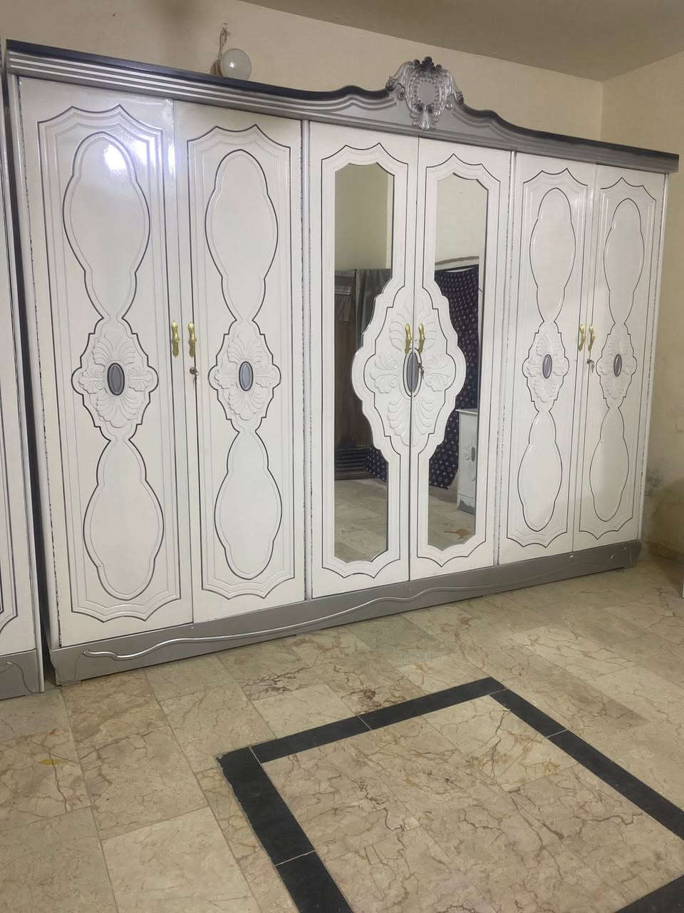 سلام عليكم غرفة ستعمال قليل البيع.  اخذناهة ١٤٠٠ رايدهة 850 /. *********** / مكاني بغداد بلديات
