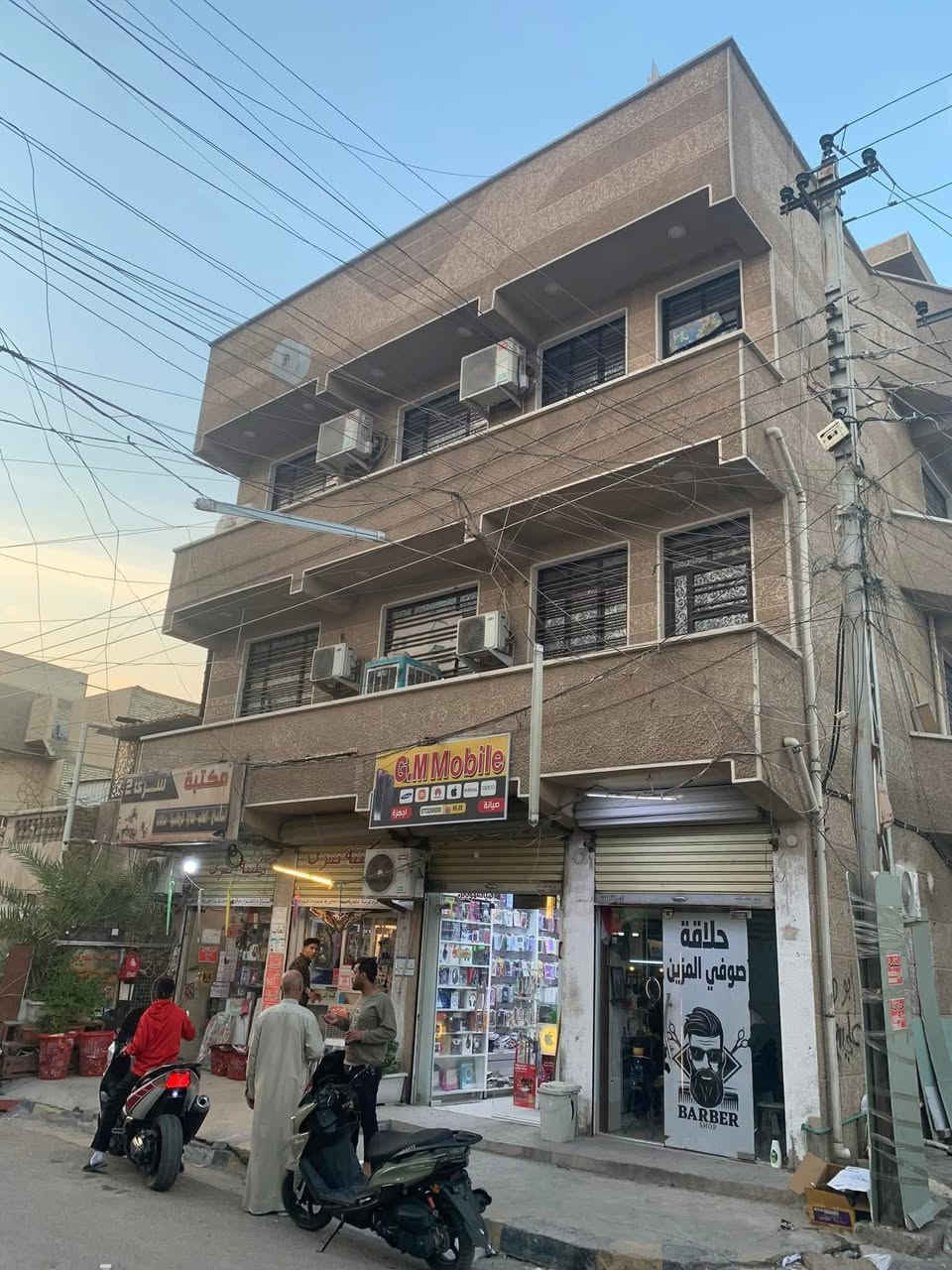 متاح عمارة للبيع
ايراد قوي وبناء جديد ركن على شارعين
المساحة 165 متر
الموقع حي سومر شارع متفرع من شارع المدارس.
5شقق و7محلات كلها مؤجرة.
للاستفسار ***********
