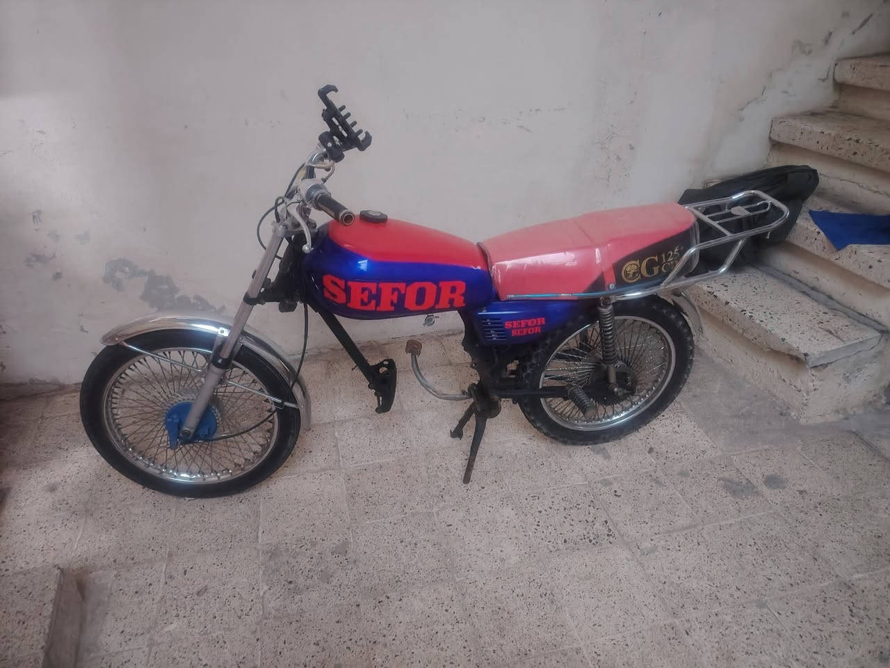 للبيع دراجه حربي غراضها كامله مثل ما بل صور بس يعوزها محرك.  مكاني موصل الجانب الايمن  السعر ١٣٠ قفل ما بيها مجال الشراي يخابر ***********
