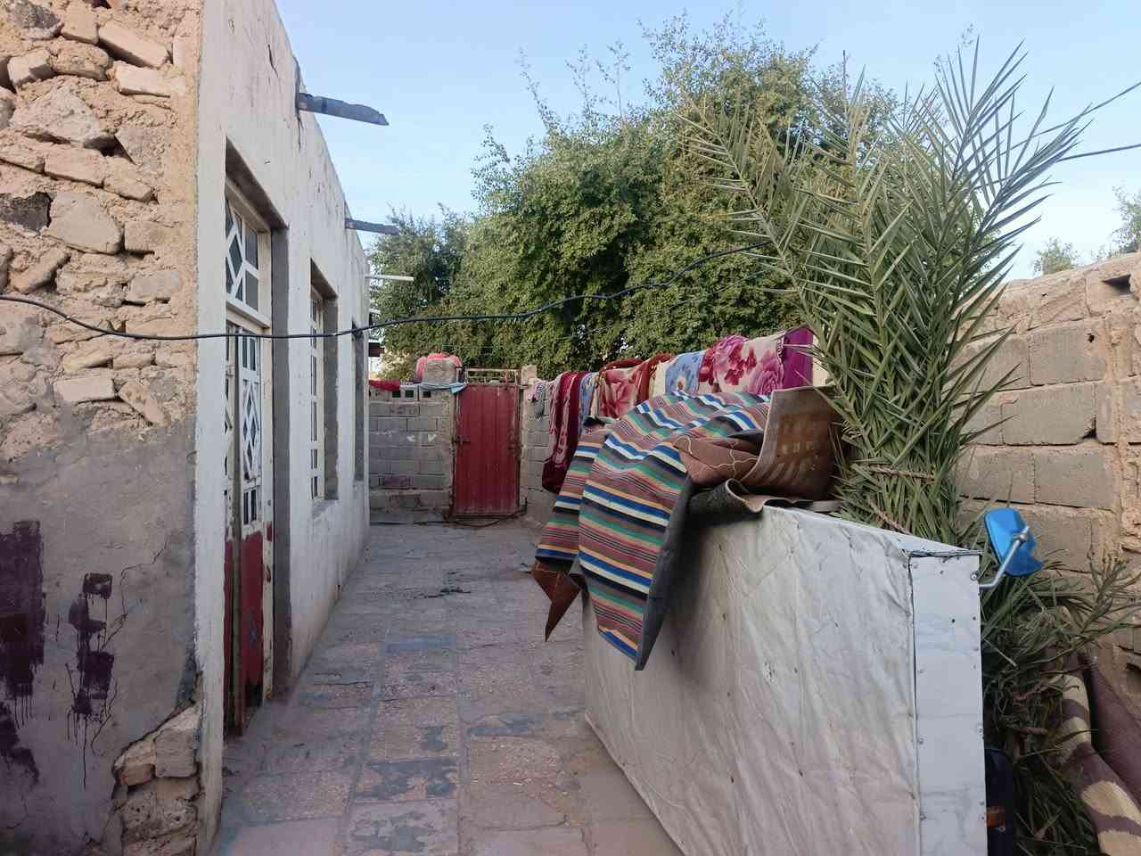 بيت للبيع في الرضوية ال٥خلف مدرسة البطولة 
يتكون من ثلاثة غرف ومطبخ واستقبال وصحيات وبصفه عرصه البيت معه العرصه تقريباً ٤٠٠متر البيت بنا قديم 
وجيرانه ناس طيبين 
الاستفسار خاص ***********
