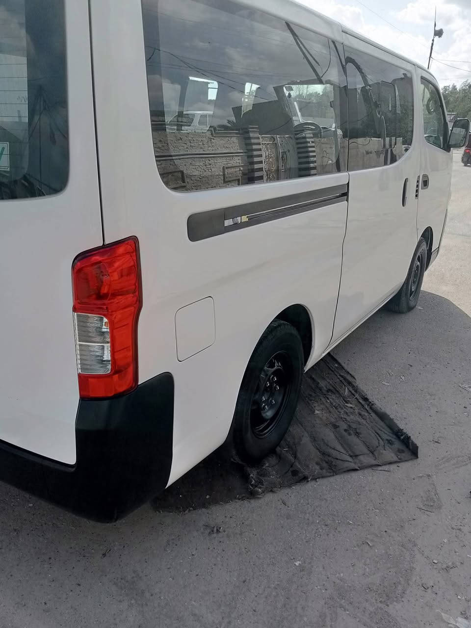 السلام عليكم نيسان موديل 2014 سيارة جديد مكفول كفالة عامه رقم الهاتف ***********
