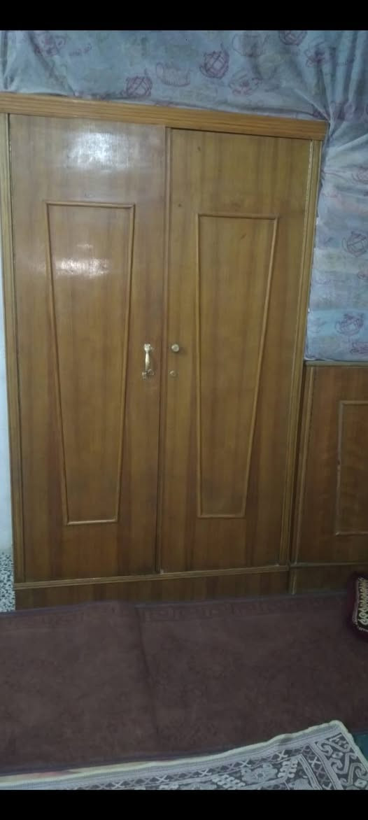 كنتور. بابين. مع منضد.  فراش بابين.  للبيع  نظافة جدا.  ***********
