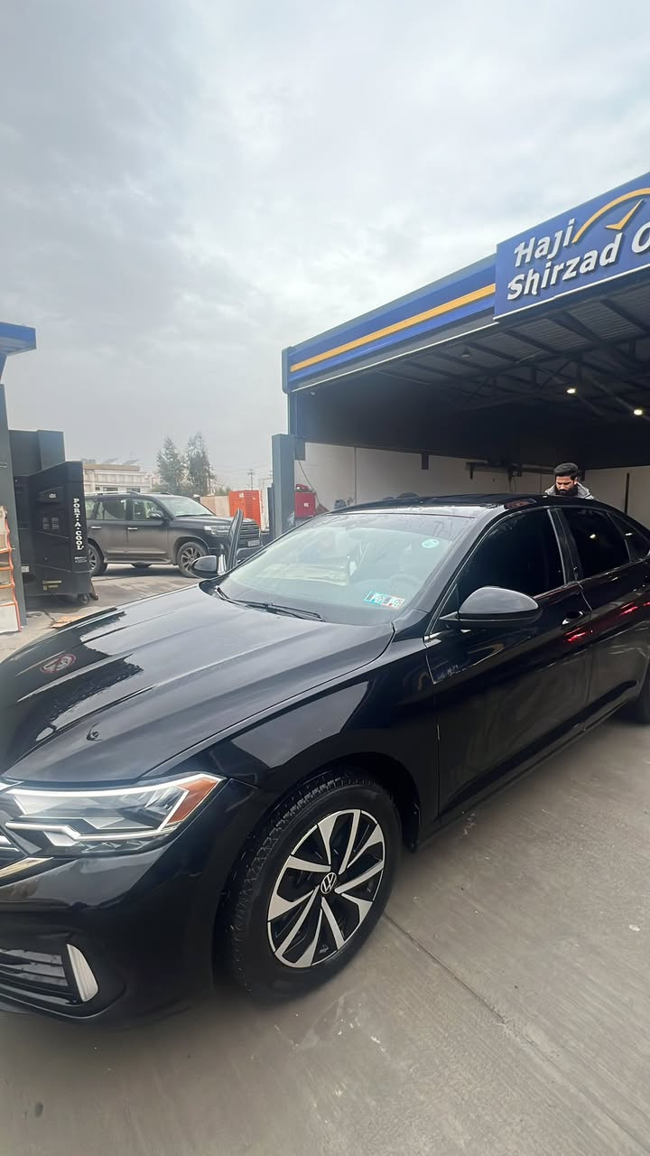 VW jetta Modil2023 
مواسەفات S رەنگی رەش ، زۆر پاک و خاوێنە
نیو بۆنت سبوغ ، بێ ئیرباگ ، بێ ژۆری ، رادێتەی بیلادی ، رەقەم کاتی …ژمارە تەلەفۆن
0751 649 36 46
