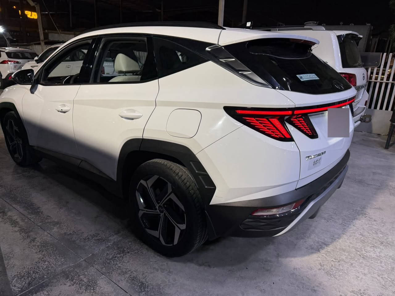 بسم الله الرحمٰن الرحيم

هيونداي توسان 2023 | نص فول خليجي 🇬🇨
✨ لون أبيض  – حالة ممتازة ✨

🔹 الممشى: 56,000 كم
🔹 المحرك: 2.0 بنزين اقتصادي
🔹 القير: أوتوماتيك ناعم
🔹 الدفع: أمامي
🔹رقم : بغداد انكليزي 

أبرز المواصفات:
✔️مقاعد كهرباء السايق والسكن
✔ شاشة لمس + Apple CarPlay & Android Auto
✔ كاميرا خلفية
✔ تشغيل بصمة (Smart Key)
✔ مثبت سرعة
✔ تحكم بالمقود
✔ مرايات كهرباء مع إشارات
✔ إضاءة LED
✔ جنوط ألمنيوم
✔ مكيف قوي ❄️
✔ أنظمة أمان (ABS – Airbags – Traction)

السيارة خليجي، استخدام شخصي، ناعمة جداً بالمشي
جاهزة للفحص وما تحتاج شي �
السعر : 213 وبي مجال بسيط

للتواصل / *********** 

متوفر واتساب ممتوفر فيسبوك
