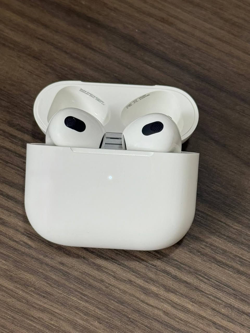 Air pod 3 #الجيل_الثالث
اصلي أمريكي ( بالة ) النظافة 95% 
بدون ايكلود ربط مباشر ما مصلح ولا داخل صيانه 
#تحديد_موقع_عزل_صوت_بالمكالمات_قوي
#بطارية_بلادية_يومين_تقاوم 
السعر 25 باله بيع بدون ربح مع شرط فحص 
واتس اب***********
