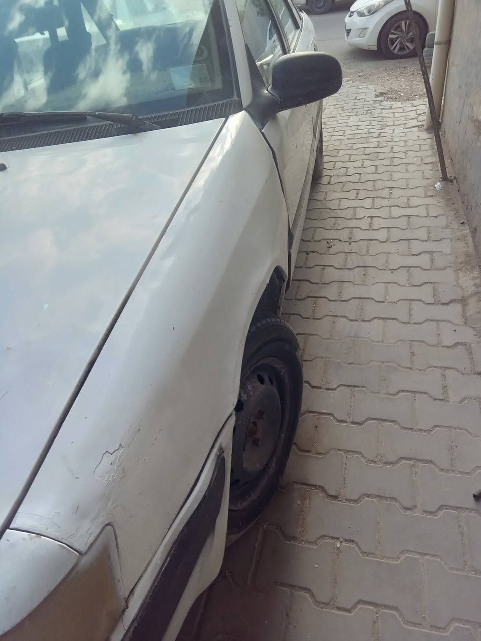 السلام عليكم 96 سياره باسمنا جير ومحرك تدفئه تبريد شغالات غرفتها تعبانه هذا الكشر شوفه عينك سعر 25 بمجال شرط التحويل مكان السياره بغداد الكاظميه
