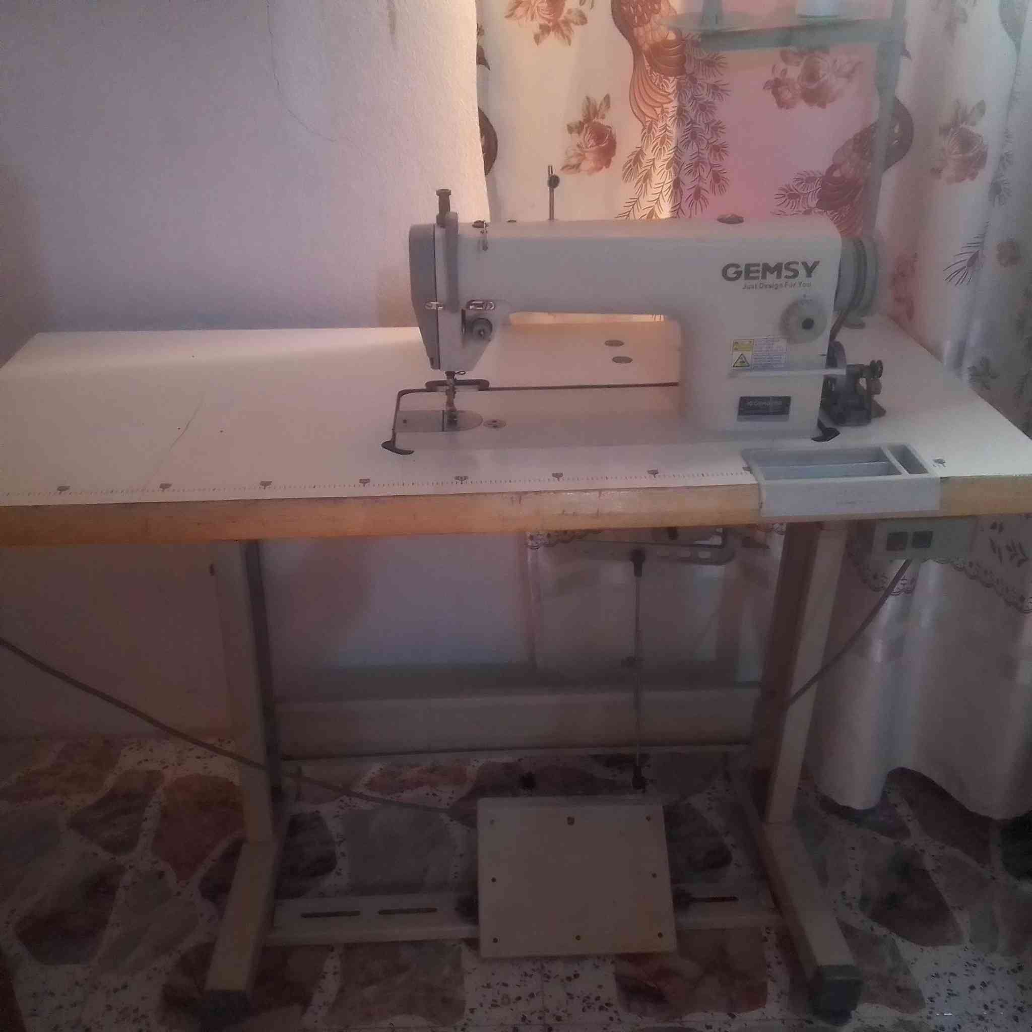 ماكينة خياطة نضيفة مالت بيت السعر 200 وبيها مجال قليل المكان ديالى الخالص ***********

