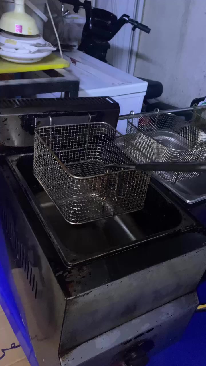 السلام عليكم اخوان قلايات ستيل ثنين وحده تك وثانيه تكين مستعملات الجدحات شغالات كلشي نضيف بيهن الأسعار الانتصال على هاذ رقم ***********
