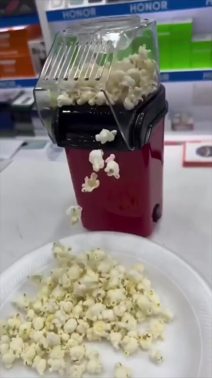 جهاز صنع البوشار الصحي بالهواء الساخن من Mini joy

الاستخدامات:

صنع بشار منزلي طازج ومقرمش في دقائق.

مثالي لسهرات الأفلام، جمعات العائلة، وسناك صحي للأطفال.

تحضير بوشار "دايت" لخسارة الوزن لكونه يعمل بدون زيت.

المميزات:

تقنية الهواء الساخن: يعمل بدون زيت تماماً (Oil Free)، مما يجعله صحياً 100%.

سرعة فائقة: تحصل على البشار الساخن خلال 3 دقائق فقط.

قوة متغيرة: قدرة تشغيل تصل إلى 1200 واط لضمان تفرقع جميع حبات الذرة.

تصميم مدمج: حجم صغير وأنيق لا يأخذ مساحة في المطبخ.

سهولة التنظيف: لعدم وجود زيت، يكفي مسحه بقطعة قماش بعد الاستخدام.

محتويات الصندوق:

جهاز صنع البشار الرئيسي.

الغطاء الشفاف العلوي.

كوب القياس (الذي يعمل أيضاً كغطاء للفتحة العلوية).

كتيب التعليمات.

الملاحظات:

يُمنع منعاً باتاً إضافة الزيت، الملح، الزبدة أو أي سوائل داخل الجهاز مباشرة.

اترك الجهاز يبرد لمدة 15 دقيقة على الأقل بين كل مرتين من الاستخدام المتواصل.

أضف كوباً واحداً فقط من الذرة في كل مرة (باستخدام كوب القياس المرفق).

القياسات:

قياس الكرتون: 17 × 12 × 27 سم.

طول السلك الكهربائي: 55 سم.

القدرة: 800-1200 واط.
السعر 20 الف


**إذا كنت صاحب هذا الإعلان وتريد حذفه لأي سبب، رجاءا أرسل رسالة إلى الدعم الفني**