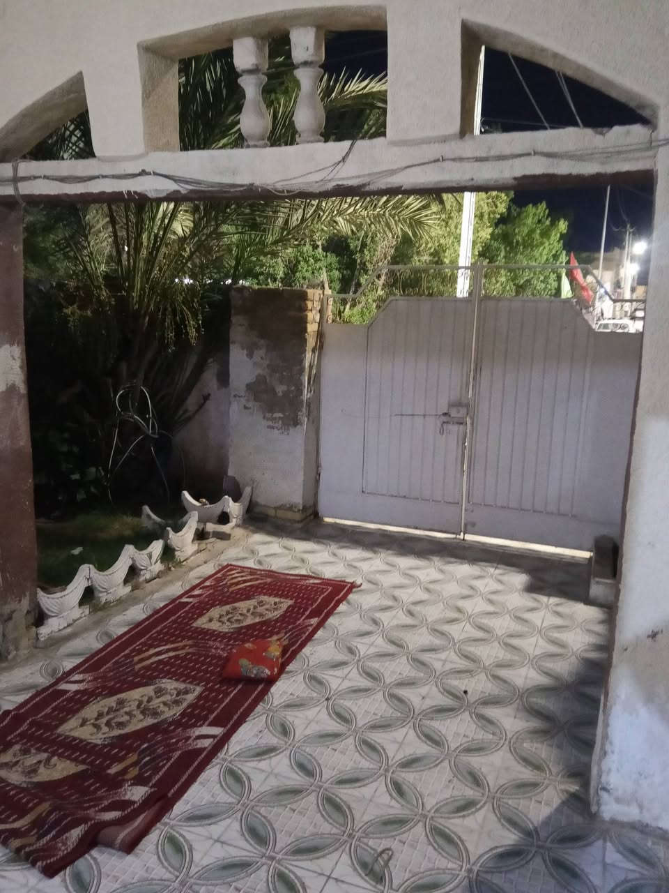 تحيه طيبه دار سكن للبيع مساحه200متر مربع موقعه شهداء شارع الاطلال مكانه صاير بالمربر يتكون الدار من طابق واحد غرفه عدد 2 هول +استقبال+مطبخ+صحيات خارجيه صحيات داخليه حديقه طرمه جبيره الدار بناء قديم عكاده بس ينسكن بي الشراء من راعيه حصرا لامطلوب لااسكان ولاقرض ولاشي مو ورثه للاستفسار عله سعر او تفاصيل اخرى اتصال عله رقم مو دلال اني ولامندوب ***********
