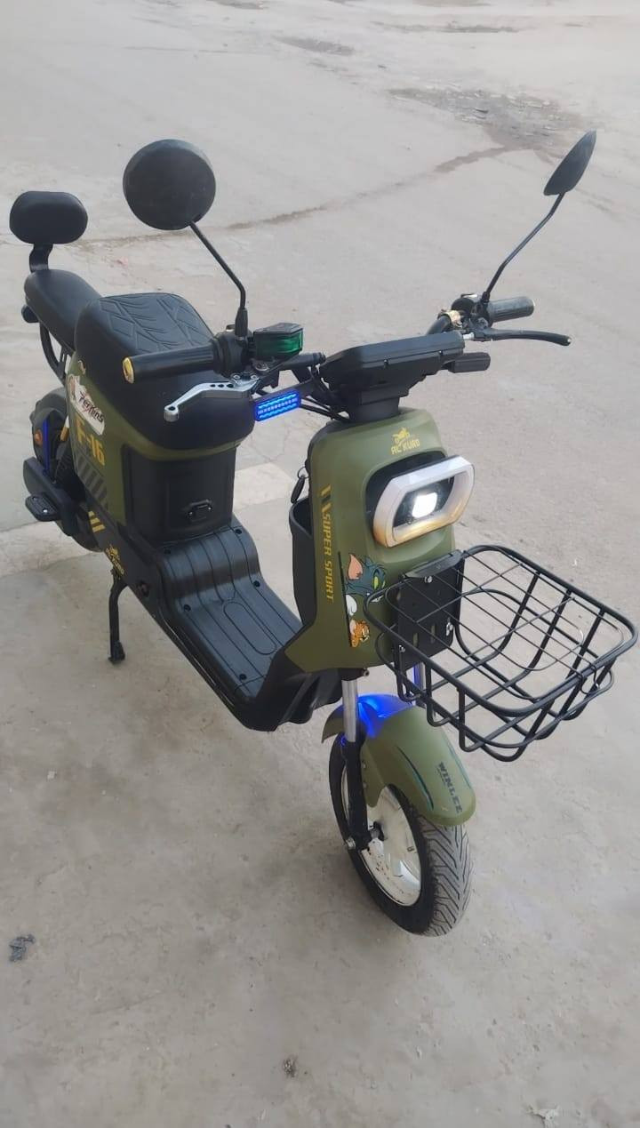 السلام عليكم دراجه شحن F16
دراجه نضيفه وكامله مابيه اي نقص 
5 بطاريات كبار الاصلي
وياه شاحنه الاصليه مالته وبصمه وسويج 
 كهربائيات شغاله 
لايت زنون ثلجي عالي ناصي مري اصلي 
تايرات جدد الدراجه نضيفه جدا والنضافه امامكم

السعر 350 الف 
العنوان بغداد الامين 
رقم الهاتف *********** موجود واتساب
