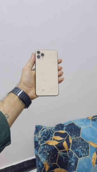 السلام عليكم ورحمة الله وبركاته للبيع ايفون 11 برو ماكس ذاكرة 256 بطاريه 80 الموبايل ما مفتوح ابد كلشي ما مبدل بي وكله شغال وعله وضع الشركه ويا كارتون وملحقات كامله بس الضهر مكسور والشاشه من جوه مفطوره بس ما ماثره ابد السعر 300 وبي مجال بسيط رقمي***********
