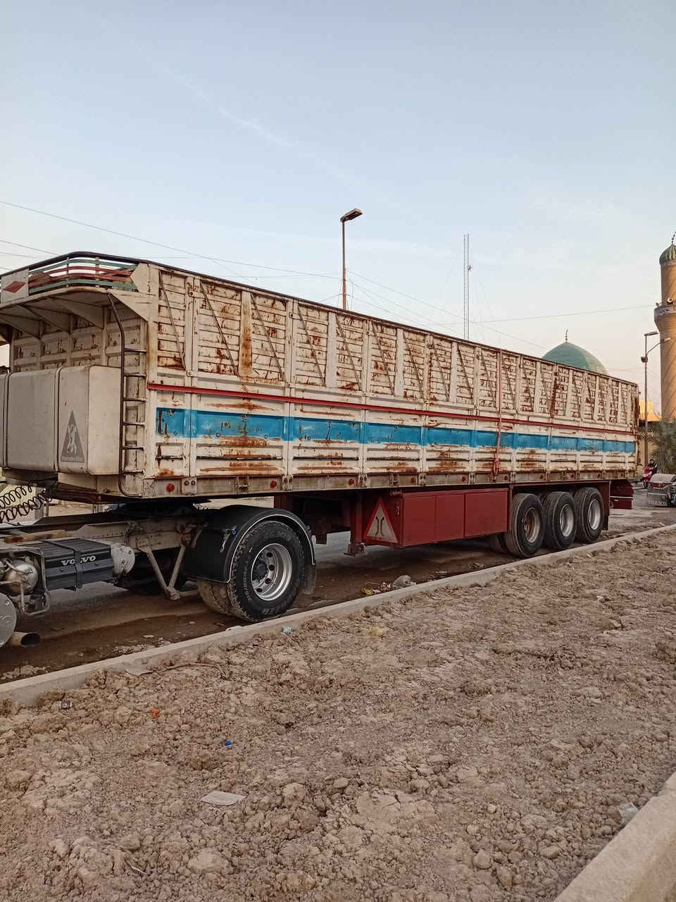 السلام عليكم
عربانه حداديه شاصي ١٦ مكفول 
دناكير ١٤ مربع   تايرات نص عمر 
طول العربانه  ١٢.٥٠  ارتفاع الاجناب  ١٩٠ 
بغداد شارع فلسطين ***********
