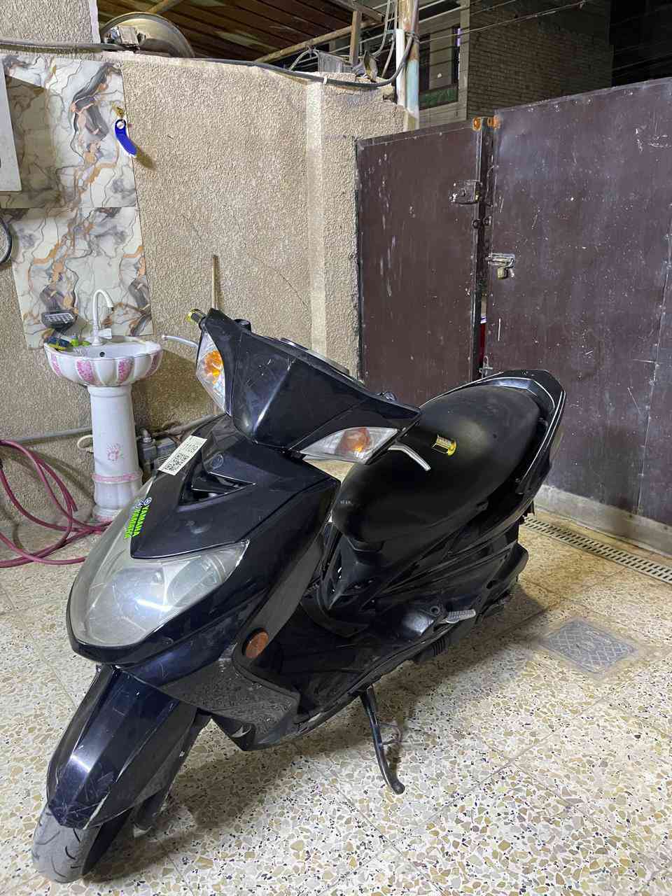 سلام عليكم دراجة سكنس فحل نوزل خطين 
دراجة خير من الله شلعة ومعدل مكينة ناعمة 
إدامة كلجات قبل اسبوعين كايش جلاتين تأيرات جدد بريمات شغالة كهربائيات كله شغالة سعر 650وبيه مجال حك جية الاستفسار ***********واتساب أو ماسنجر
