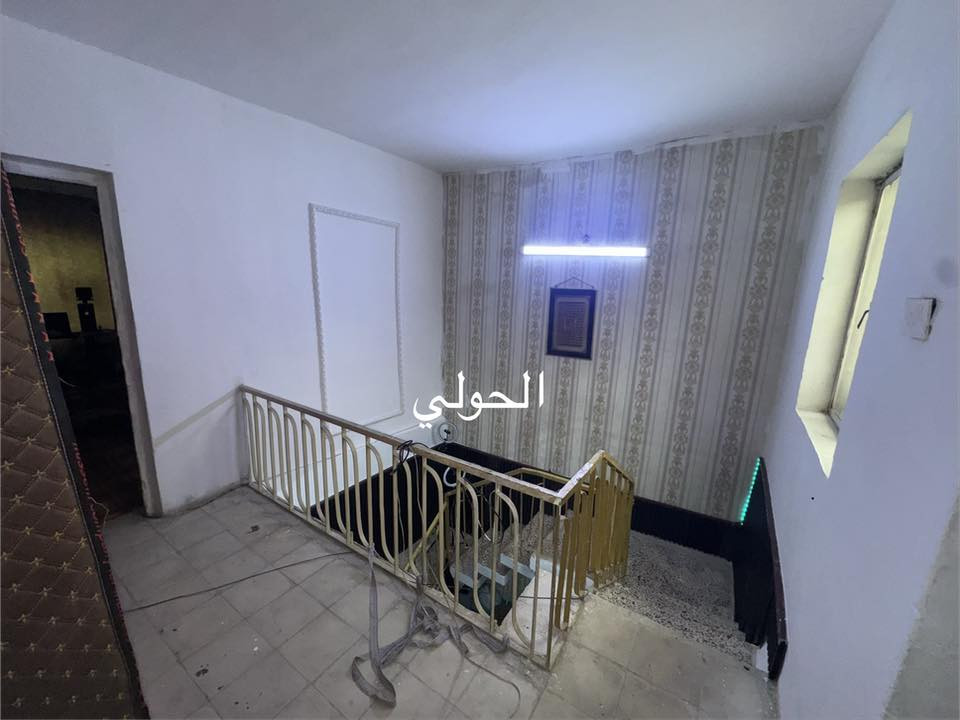 � بيت كلاسيك للبيع – ترميم كامل جاري

🔥 فرصة لا تعوّض | البيت بسعر أرض

المساحة 120م² | الواجهة 8م | النزال 

🔹 طابق أرضي: مطبخ  ، صالة، صحيات 2، كراج,غرفه, حولي

🔹 طابق ثاني: غرفتا نوم + صحيات' بلكونه 

🔹سطحين +

🔹♦️تشجير أمام المنزل فرك ال ٢٠٠ متر الشارع عريض مقابيلك تشجير 

📍 الدورة – شارع ١٢٠ قرب البانزين خانه

💰 السعر: ١٩٠ مليون (قابل للتفاوض الجاد)

📞 للاستفسار:***********
