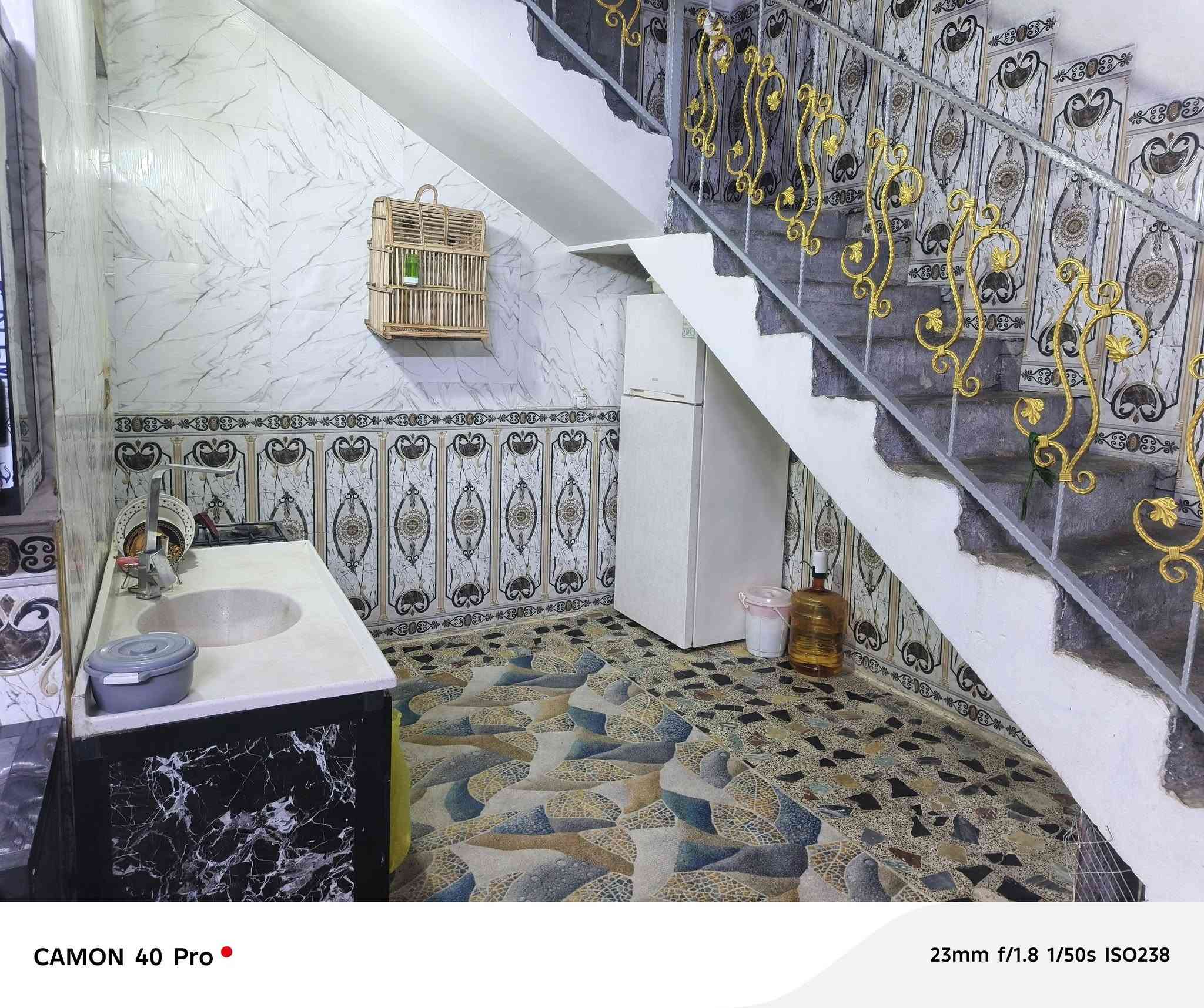 بيت مساحه ١٢٥م طابق ونص بي غرفه فوك وحمام *********** الورديه حي الرسول
